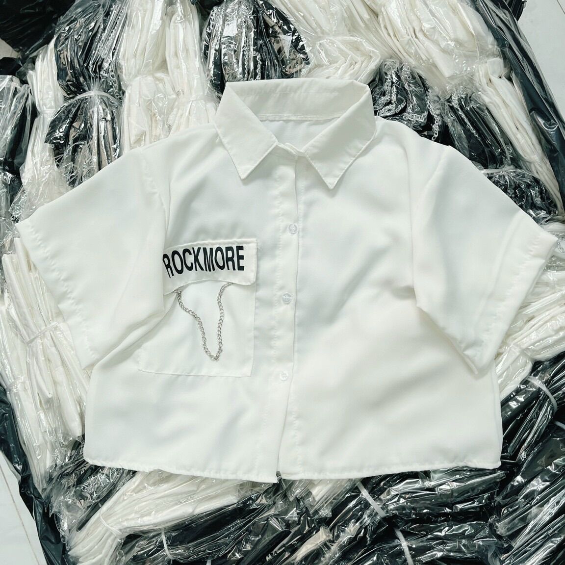 Áo sơ mi croptop dây xích UN