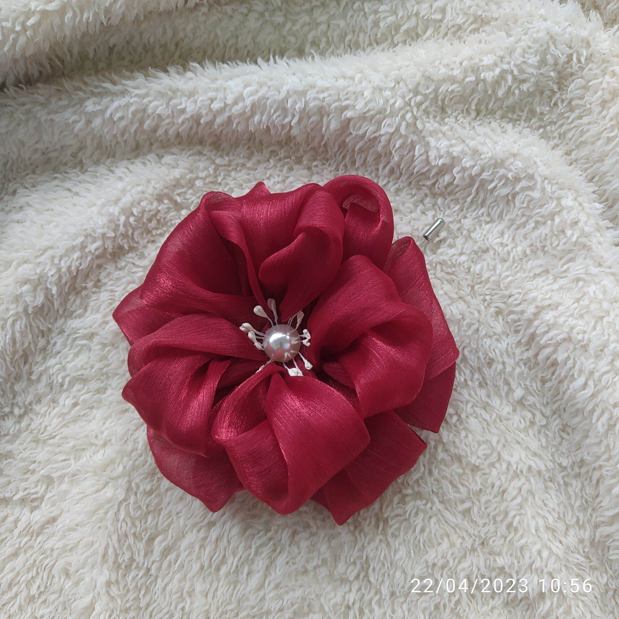 Hoa cài áo handmade Canto màu đỏ đô