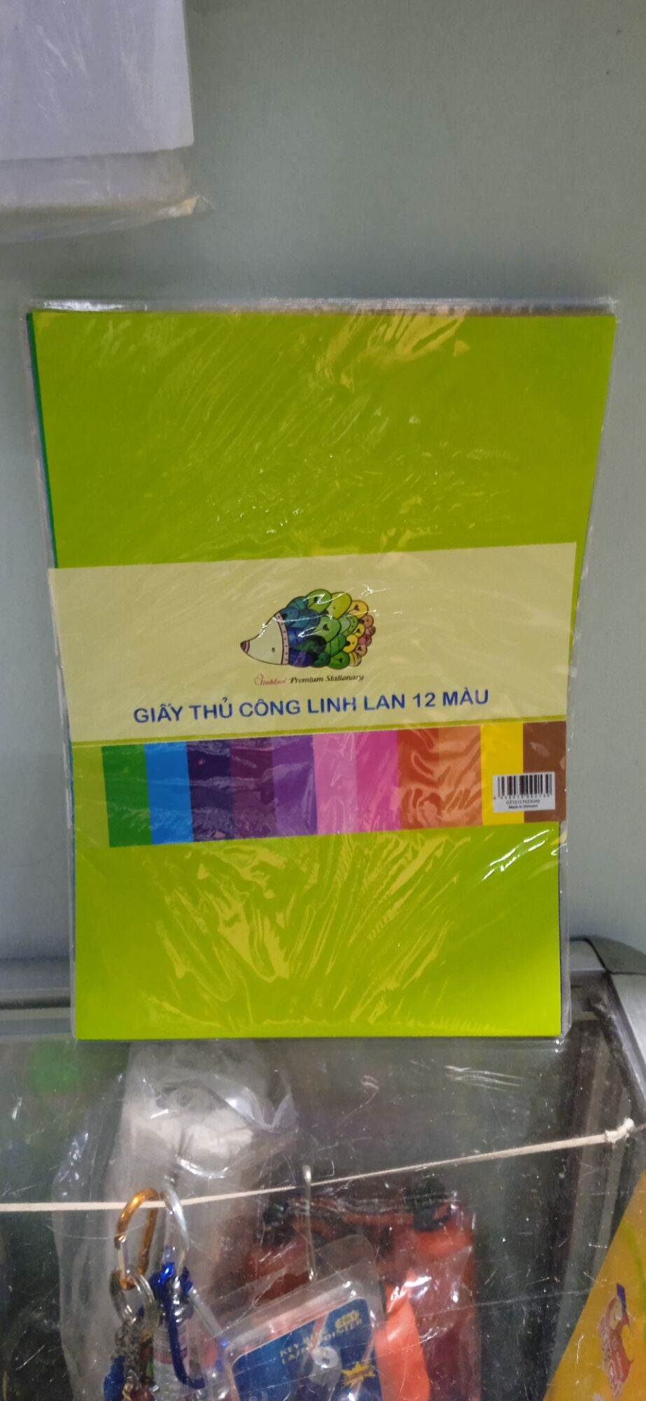 Xấp giấy thủ công 12 màu, không có keo dán sẵn.