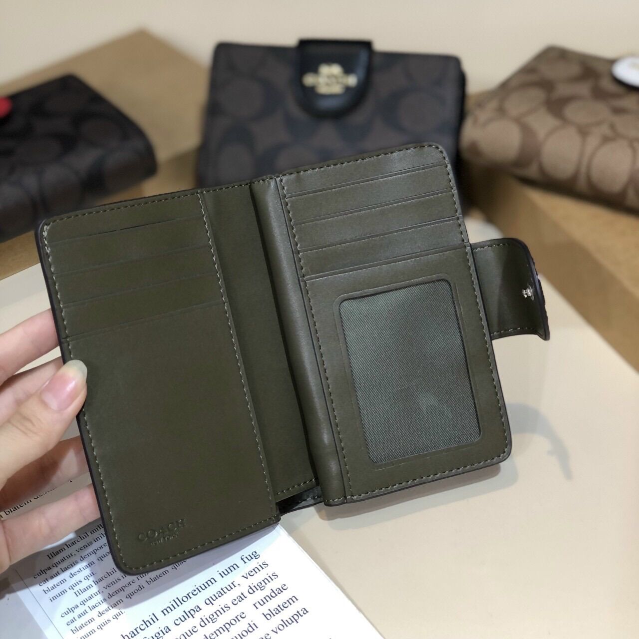 Ví ngắn Coach cầm tay xịn sò