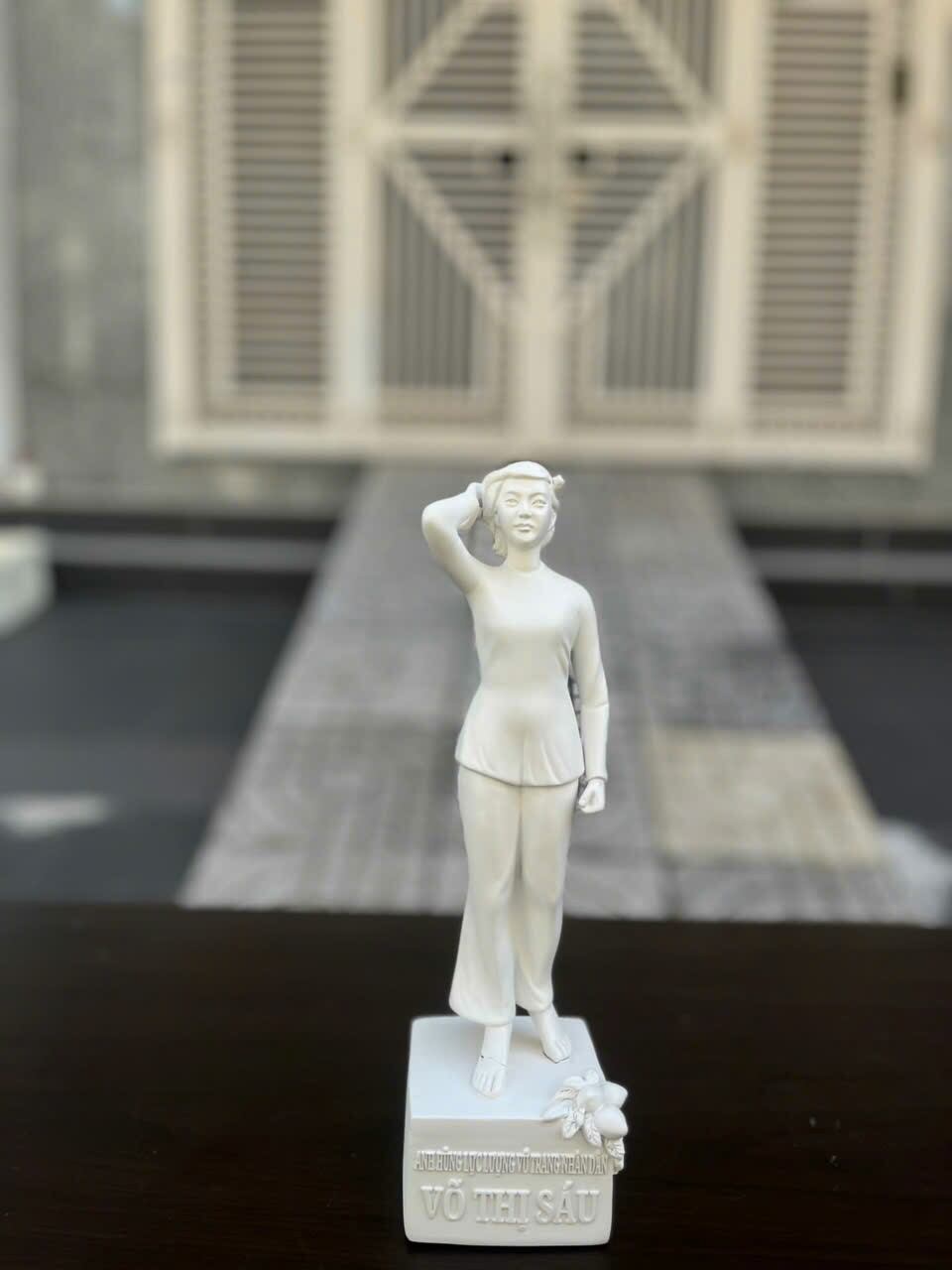 Tôn Tượng Cô Võ Thị Sáu 30cm