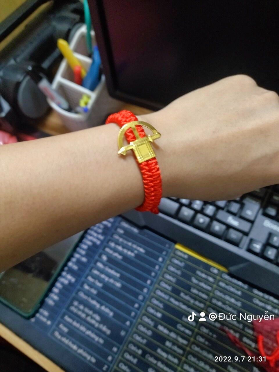 Vòng tay chỉ đỏ các binh chung