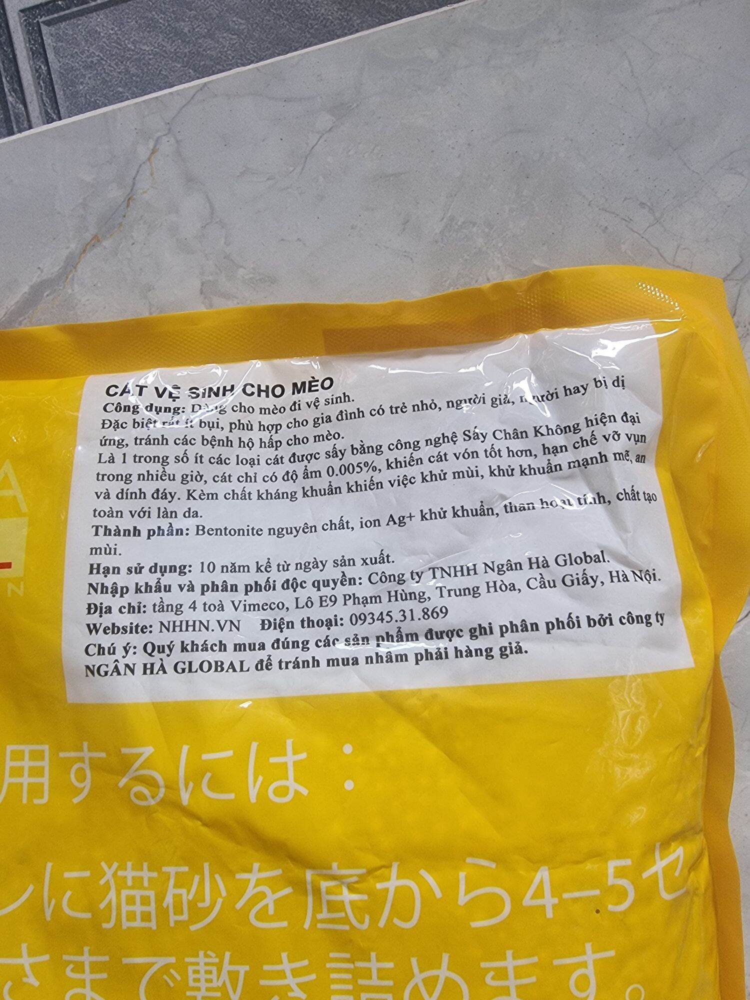 Cát Min lót chuồng cho mèo