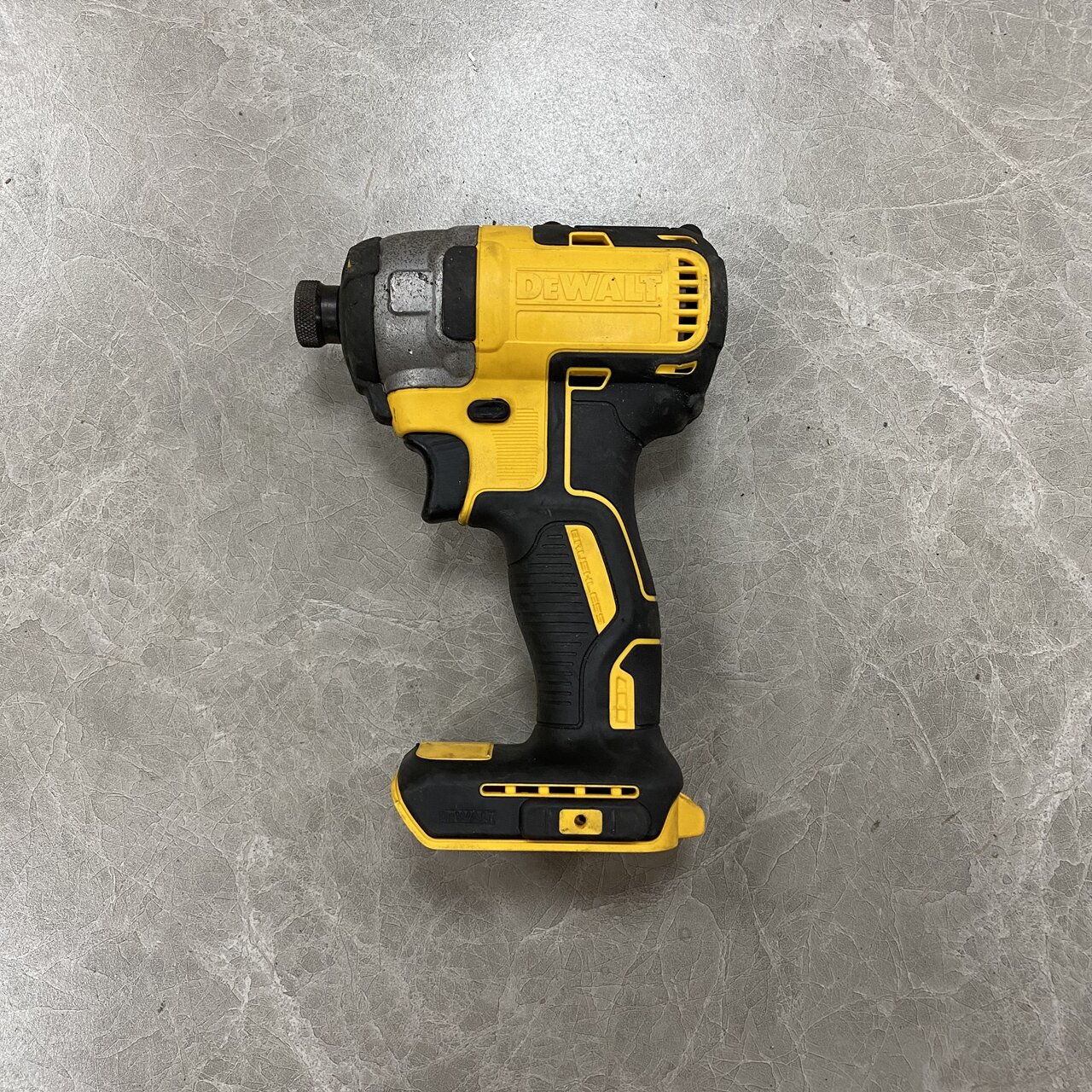 Máy vặn vít dùng pin DeWalt DCF886 - 18V XR Li-Ion, 4Ah, 1.9kg, Chức năng trì hoãn đèn LED