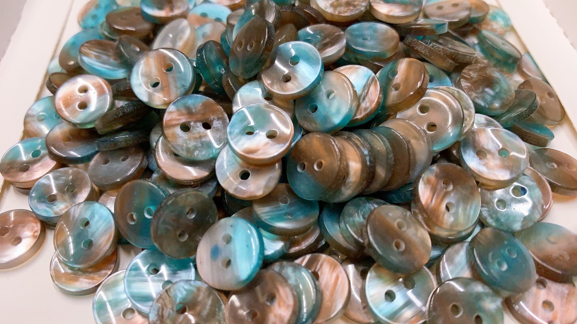 12 nút sơmi xà cừ 2 lỗ 13mm.
