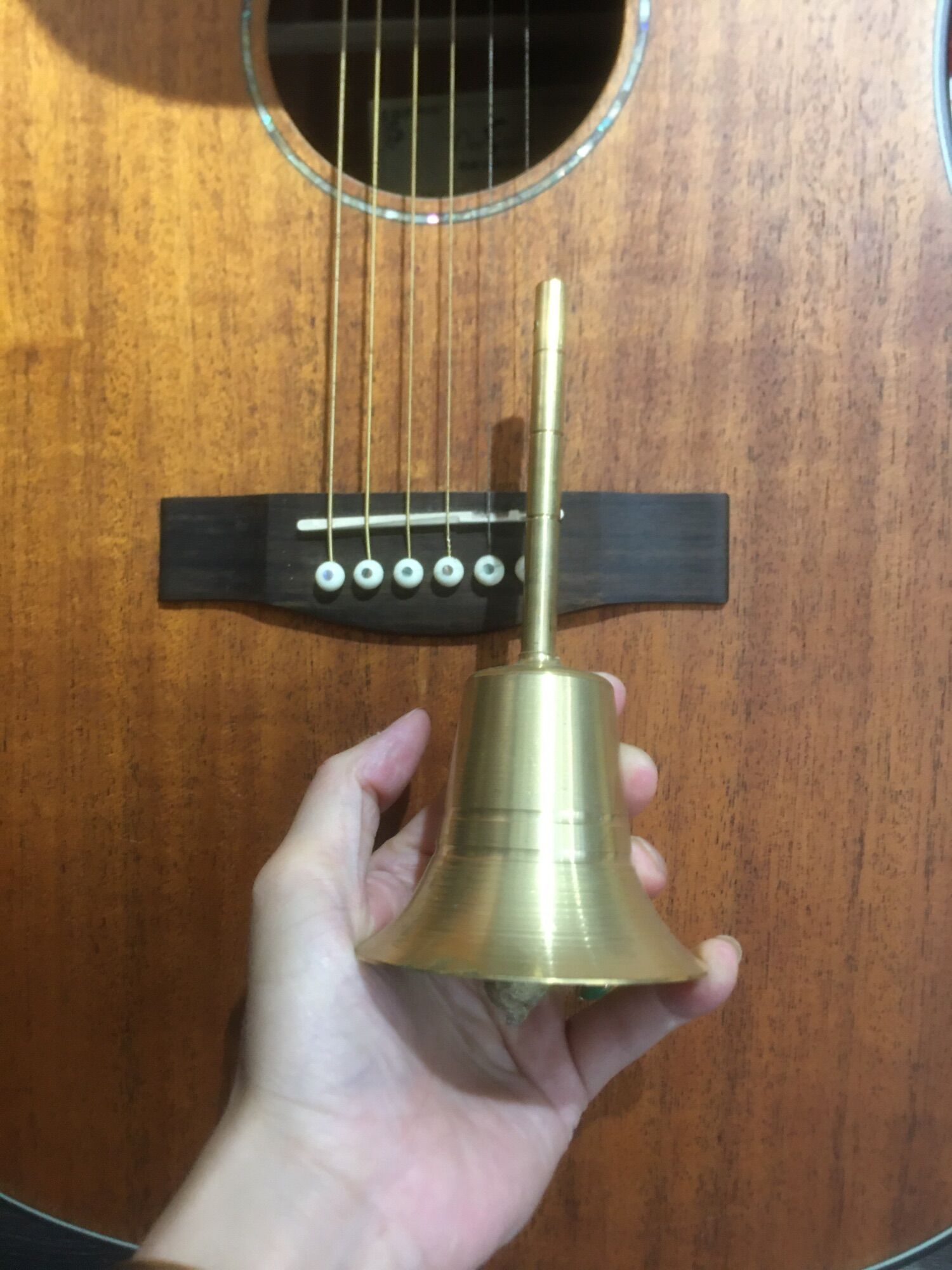 Chuông lắc có cán loại dày