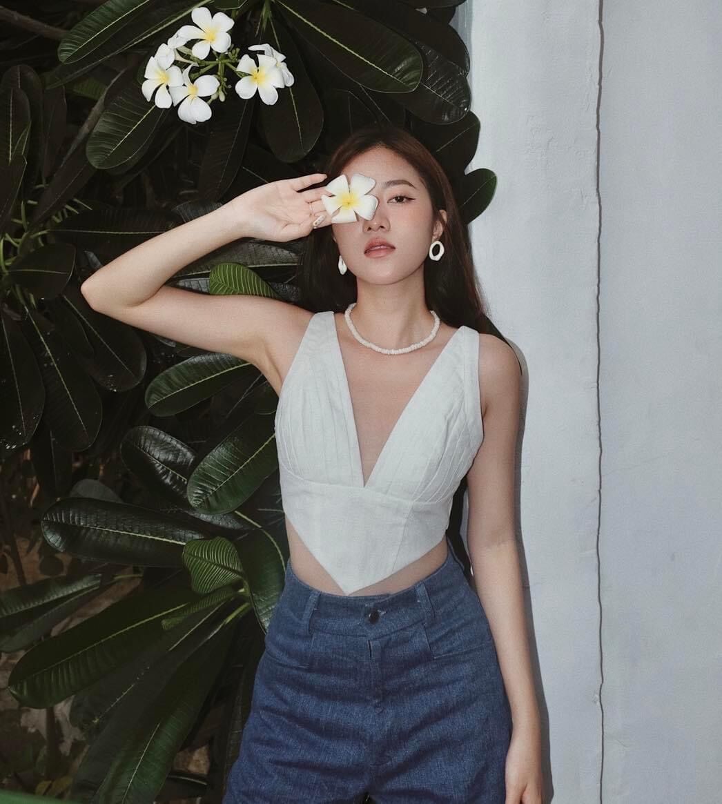 ÁO CROP TRẮNG CỔ V TÀ NHỌN