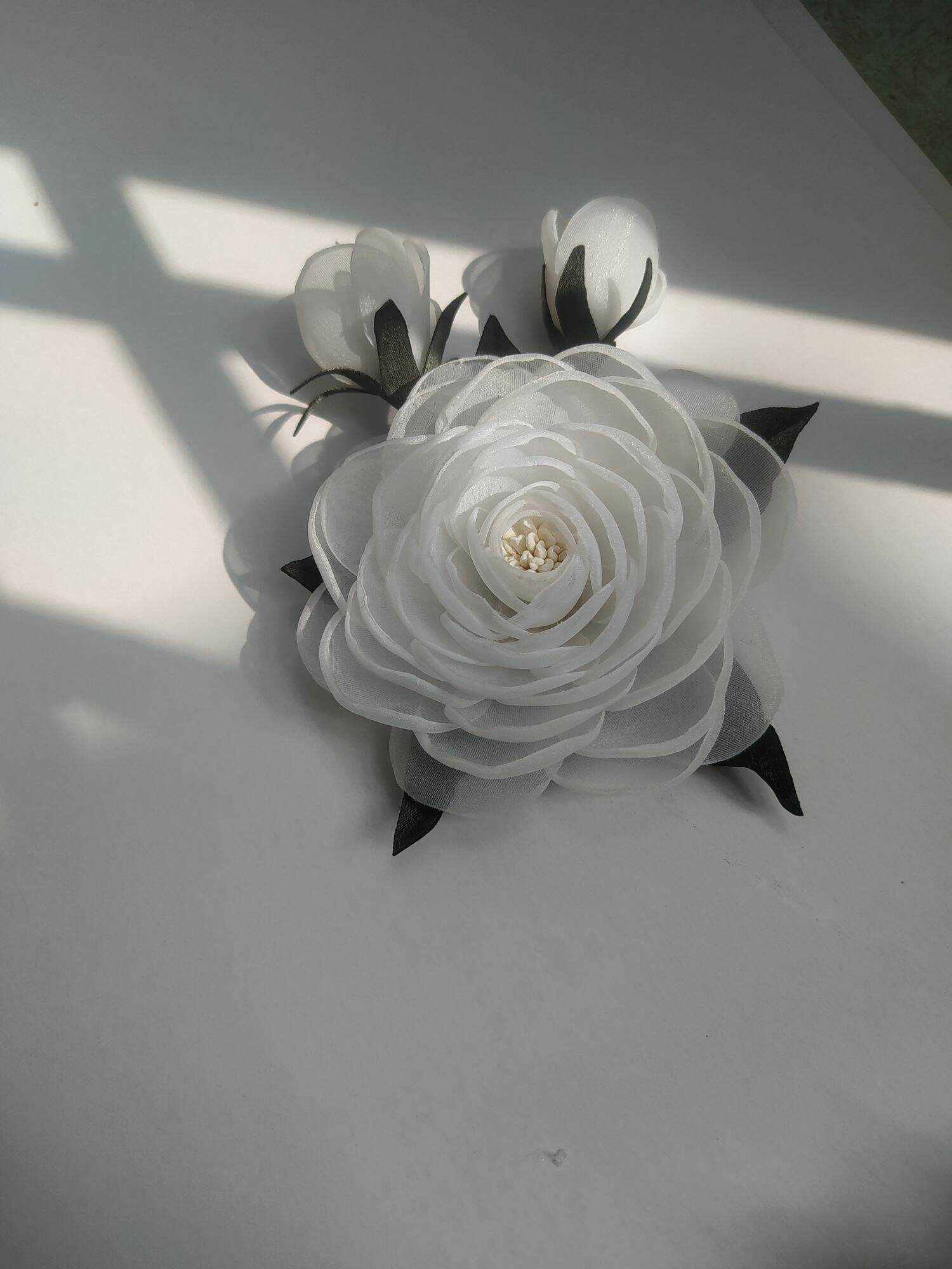 Hoa chùm cài áo handmade Canto màu trắng