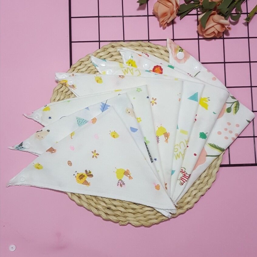 Yếm tam giác hai cúc bấm cho bé