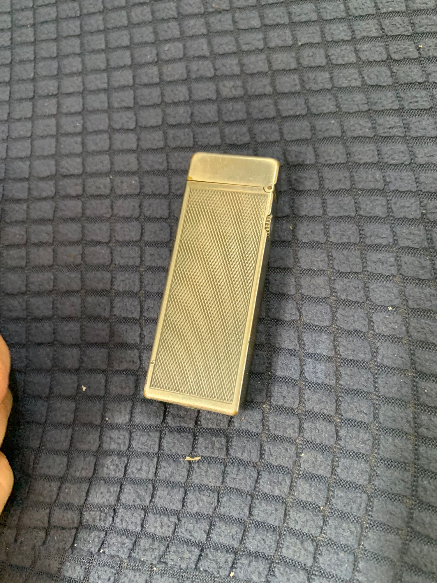 Bật lửa Dunhill bọc bạc.