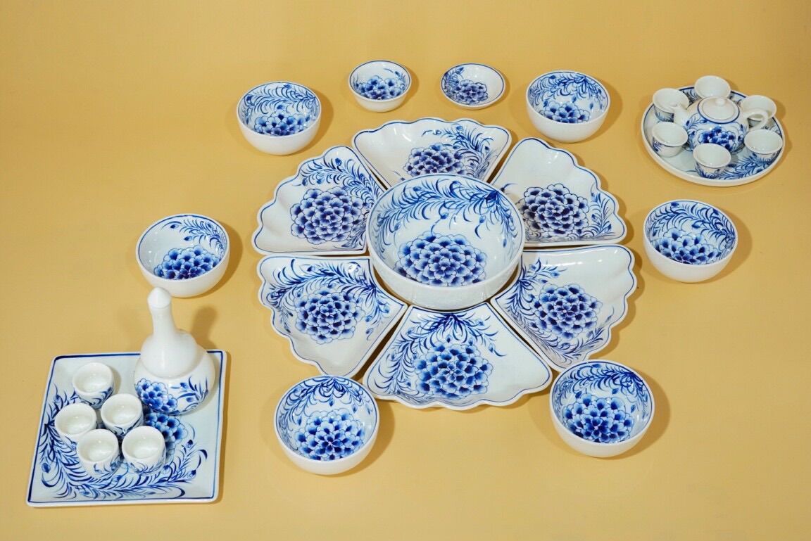 Bộ bát đĩa hoa mặt trời cúng gia tiên. Gốm sứ Bát Tràng