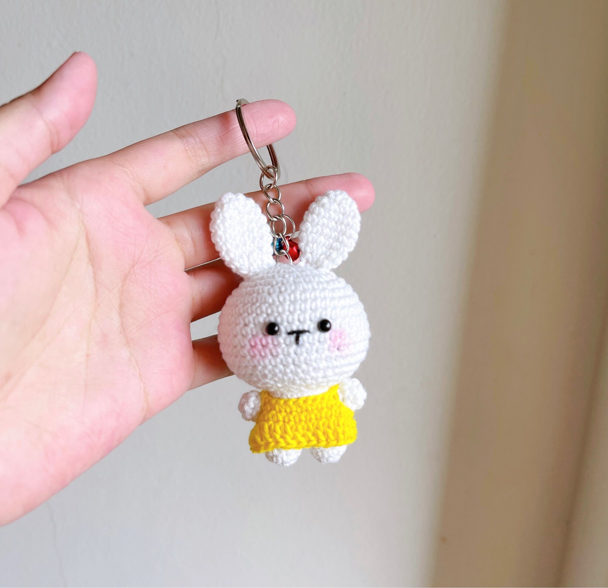 Móc khoá thỏ len được chọn màu áo design by Nhà Puka