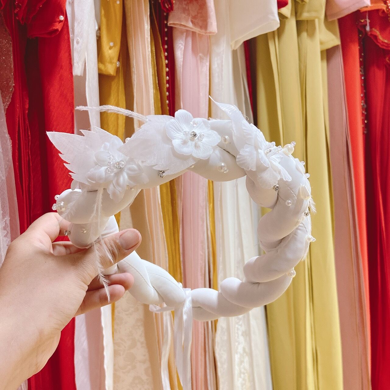mấn cách tân, mấn cô dâu vải lụa