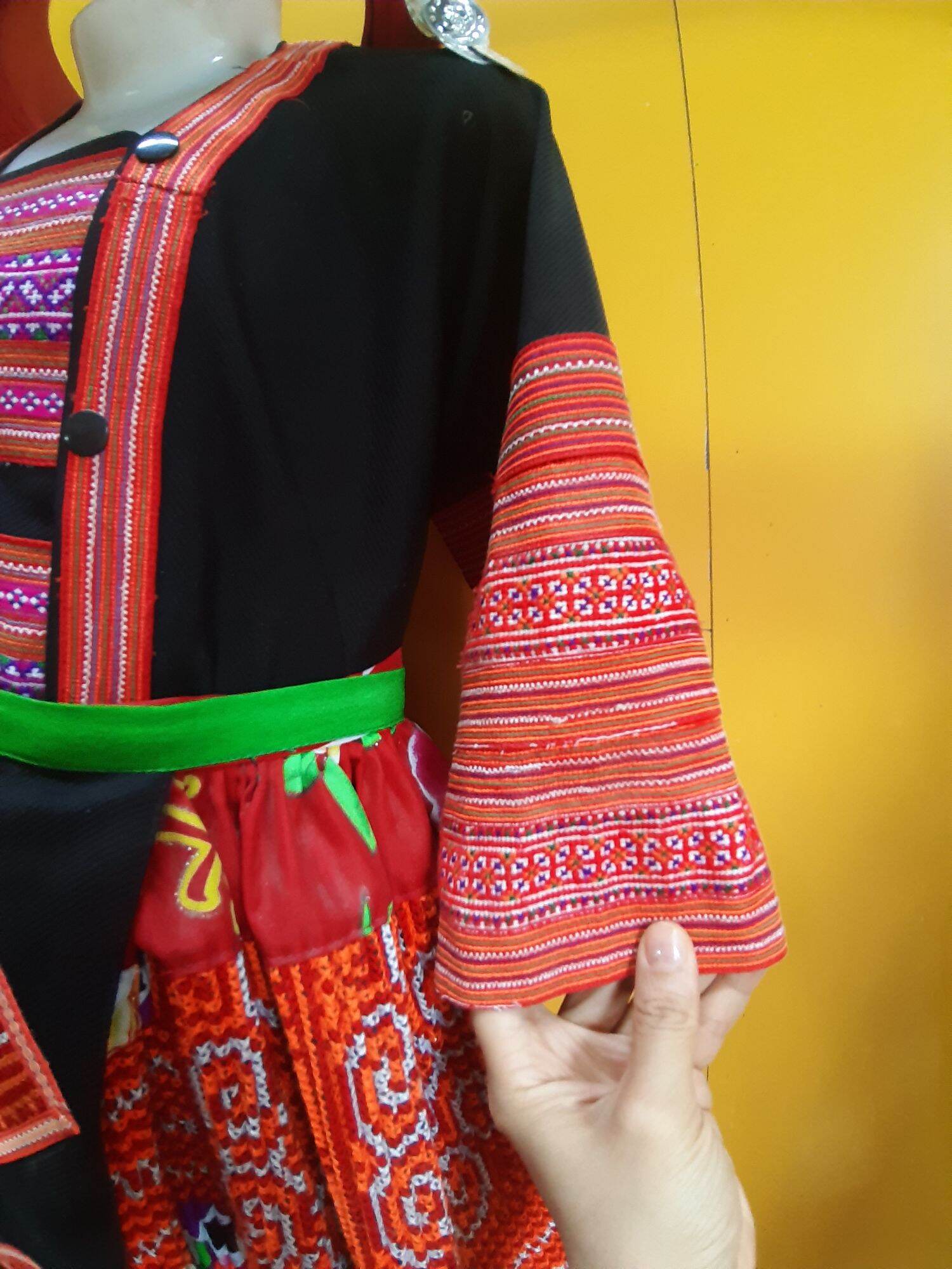 Váy Mông thêu trẻ con từ 3-6 tuổi ( 033 88 22 363)