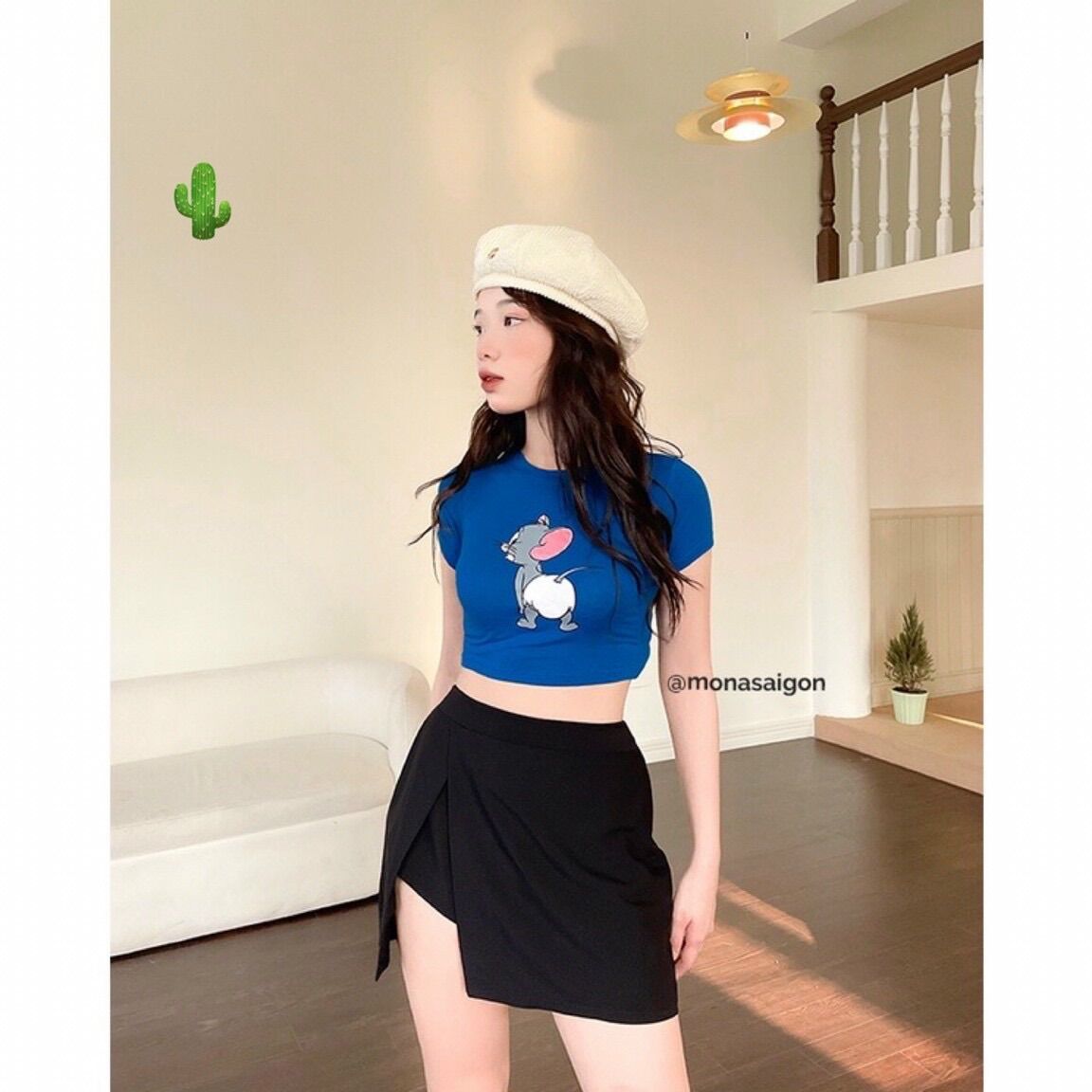 Áo croptop màu xanh in con tuột mít ki