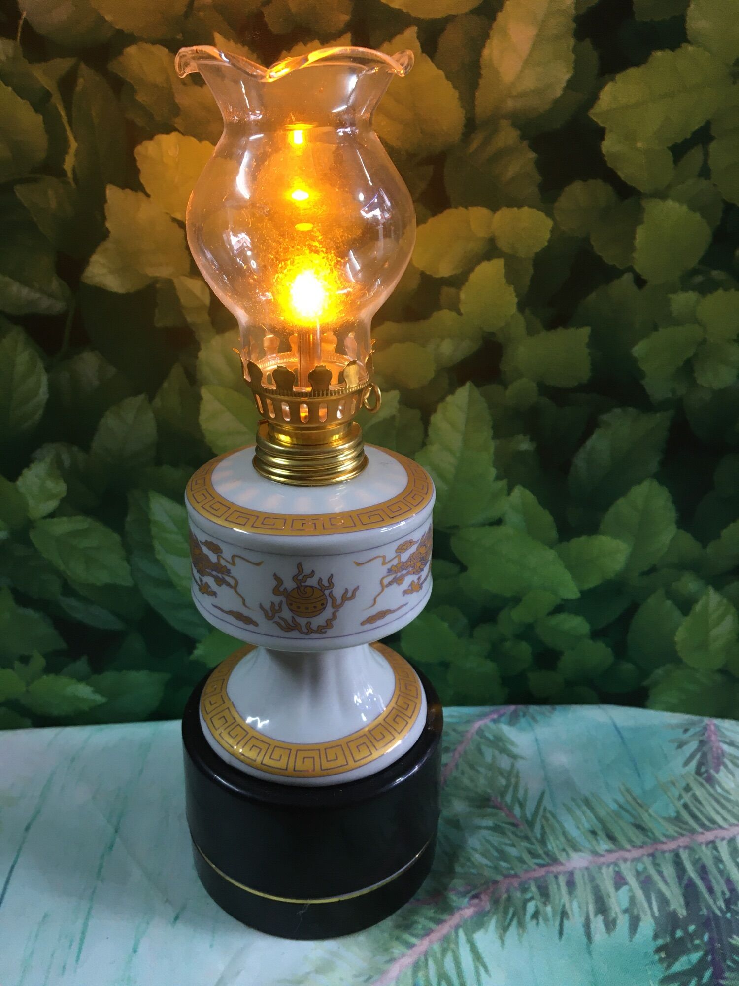 Đèn dầu thờ dùng pin , men sứ trắng cao cấp
