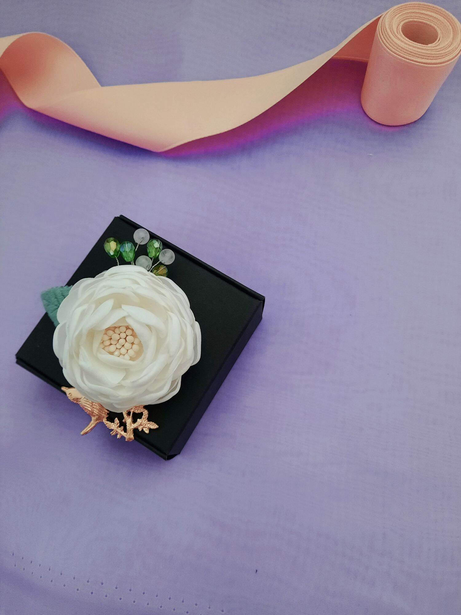 Hoa cài áo handmade cành hồng lụa trắng cỡ 6,5cm