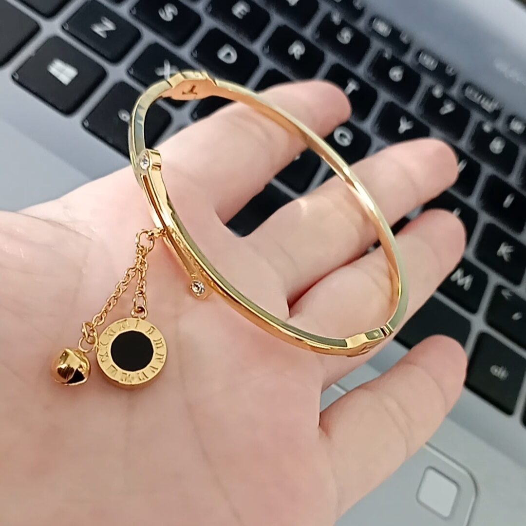 Vòng tay nữ vòng tay titan mạ vàng mặt la mã trắng và đen