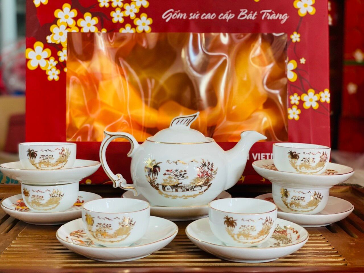 Bộ ấm trà gốm sứ Bát Tràng cao cấp.