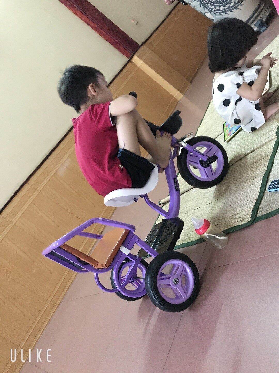 Xe xích lô cho bé