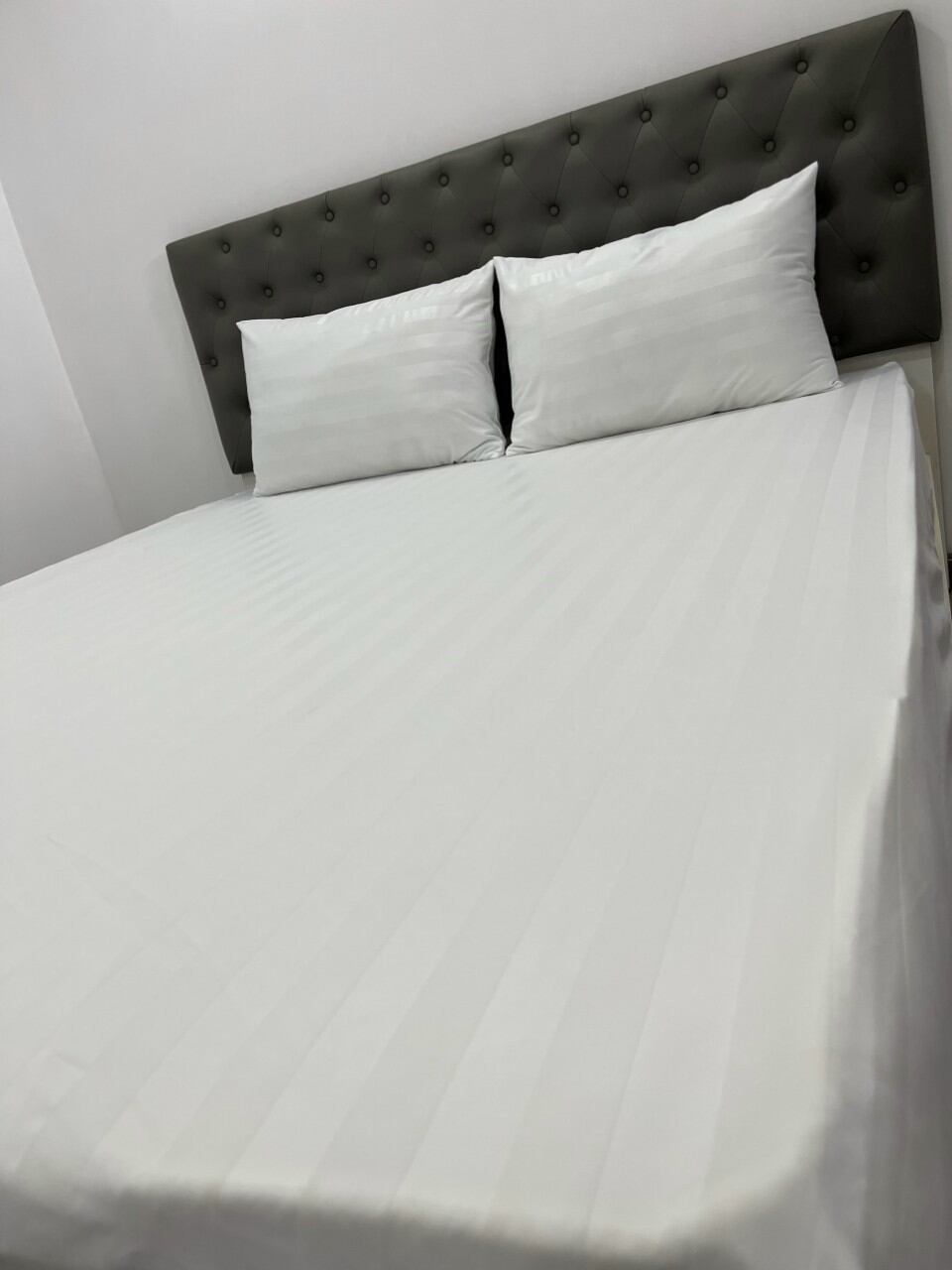 Bộ Drap Gối vải thun sọc trắng 3cm dành cho Khách Sạn