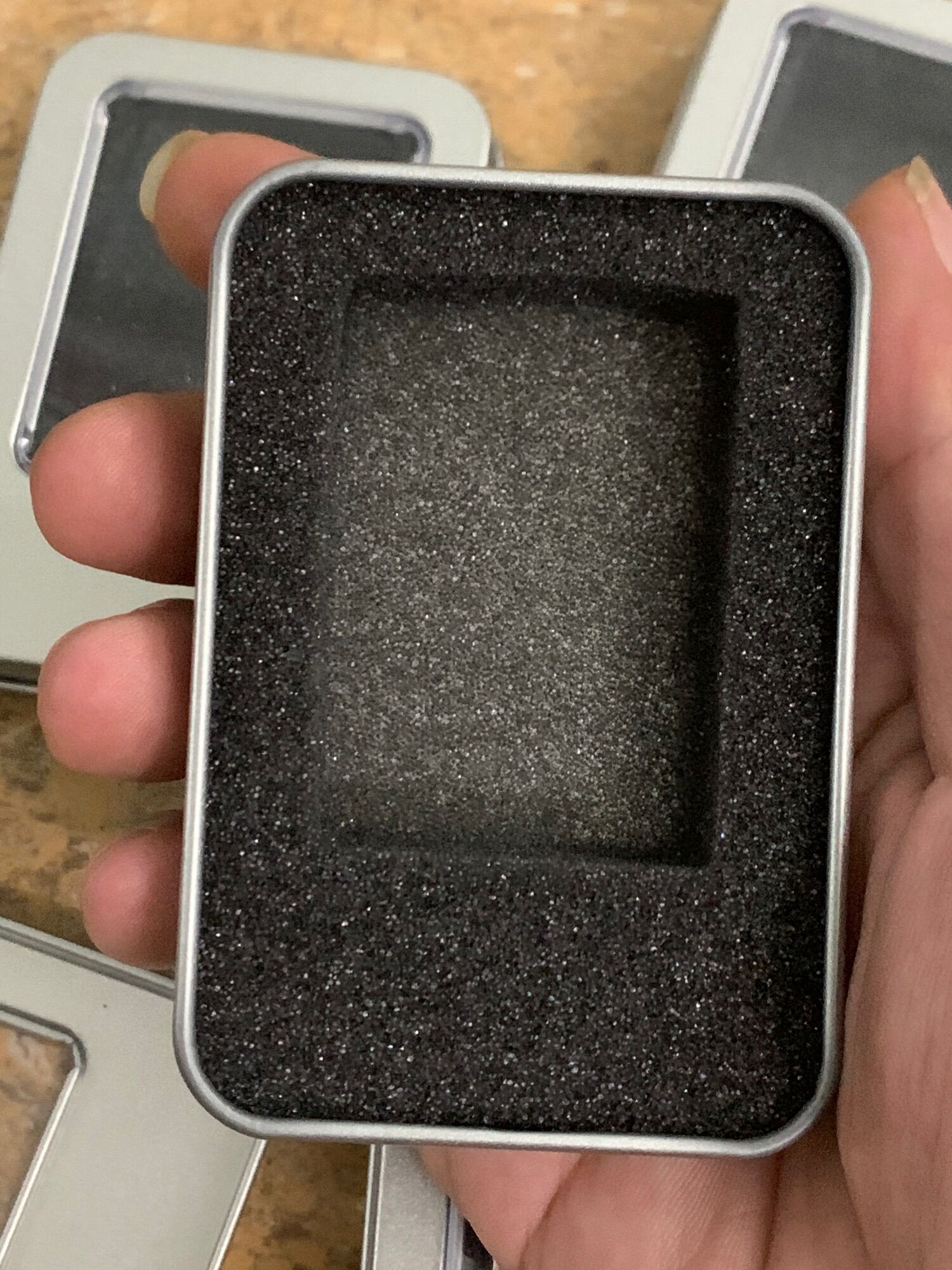 Hộp thiếc bảo quản trưng bày zippo