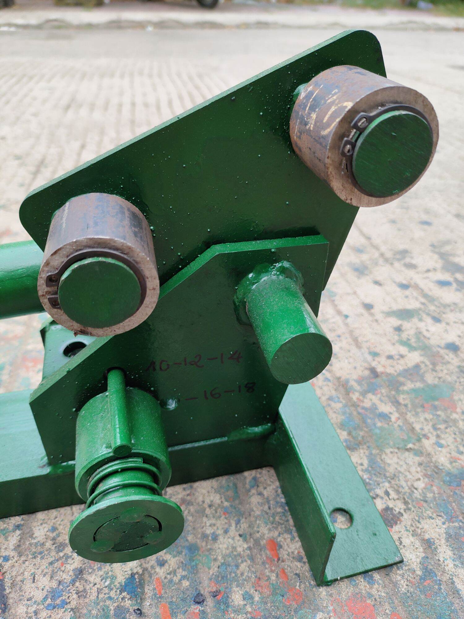 Bàn bẻ sắt 18