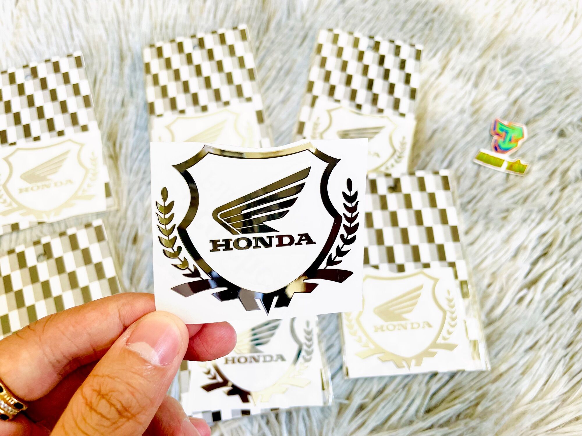 Tem Nhôm bông lúa Honda trang trí các dòng xe.