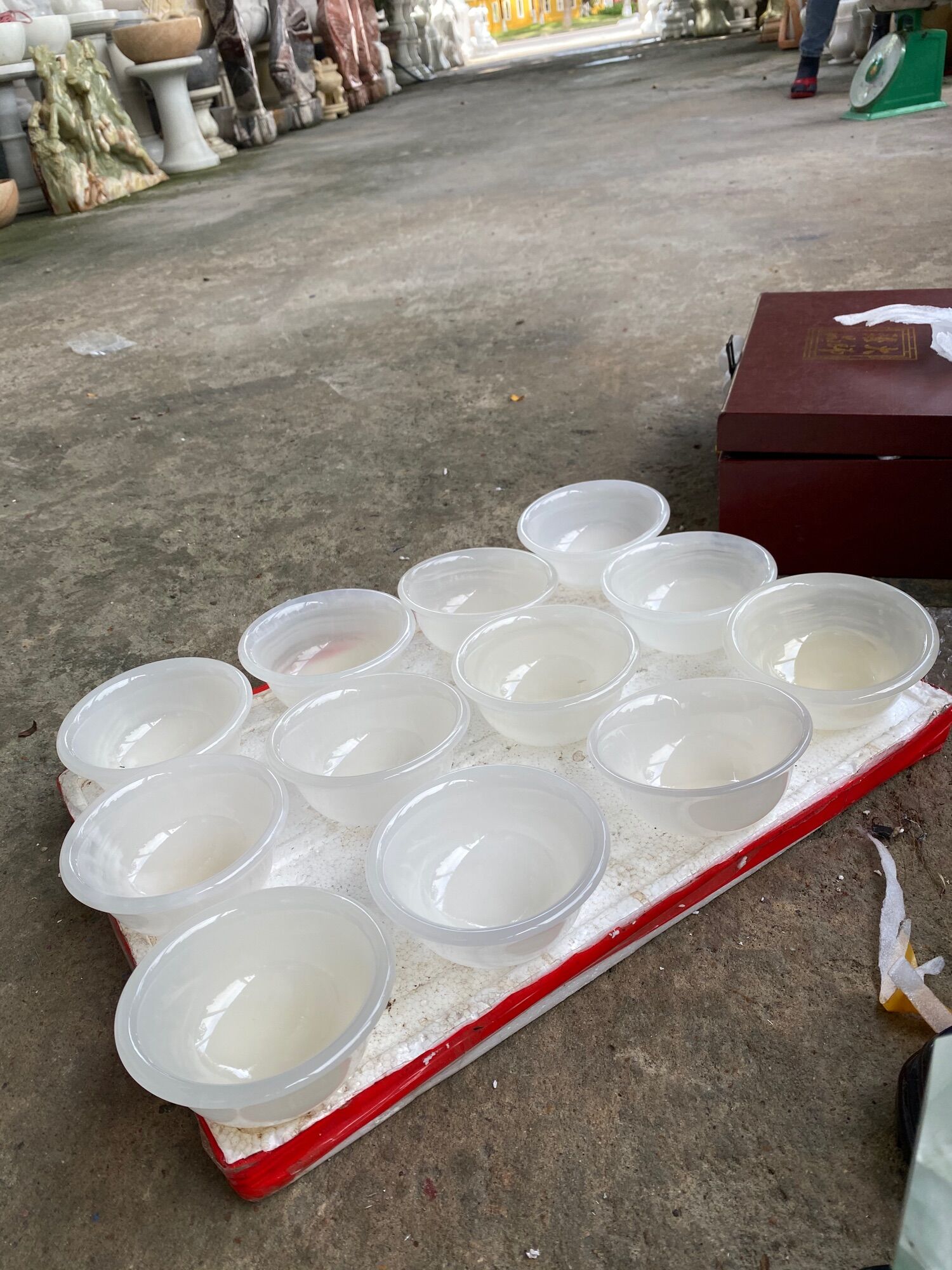 Chén ăn cơm bằng Ngọc onyx trắng . Chén cúng bàn thờ Phật, bàn thờ gia tiên. Đk 11cm.
