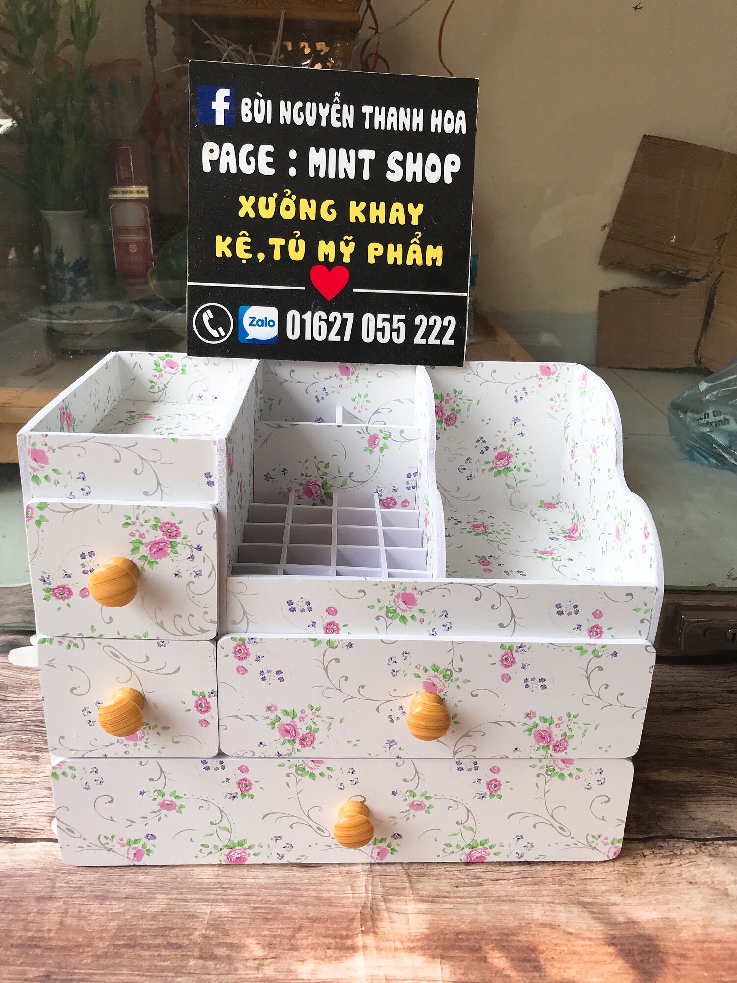 Kệ đựng mỹ phẩm max plus 35cm màu hoa nhí núm gỗ