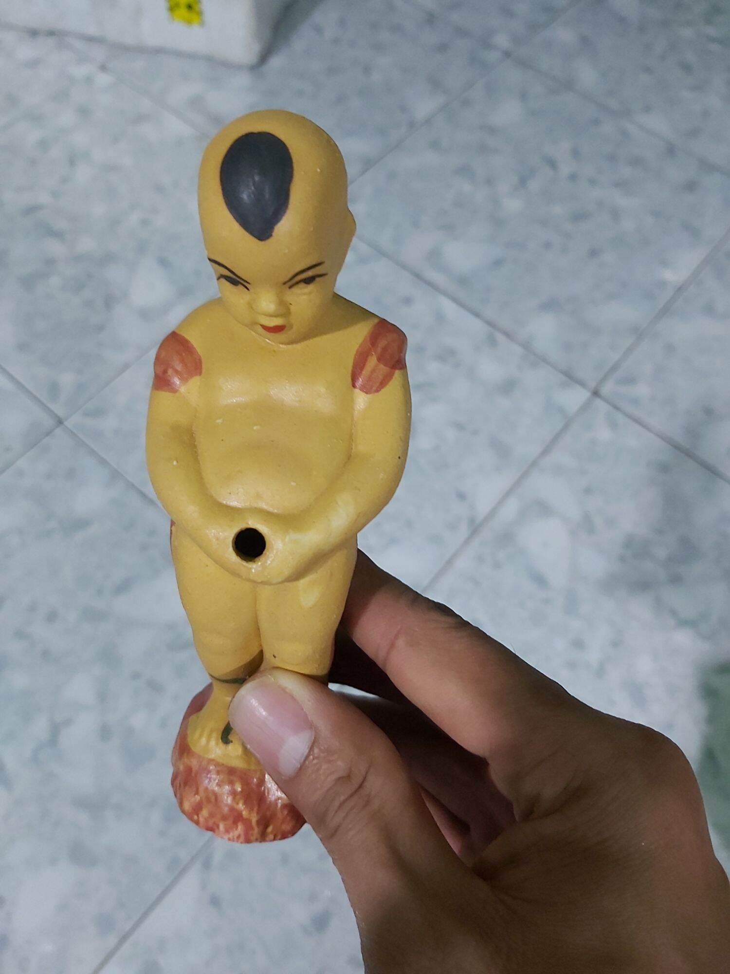 Chú tiểu đứng tè