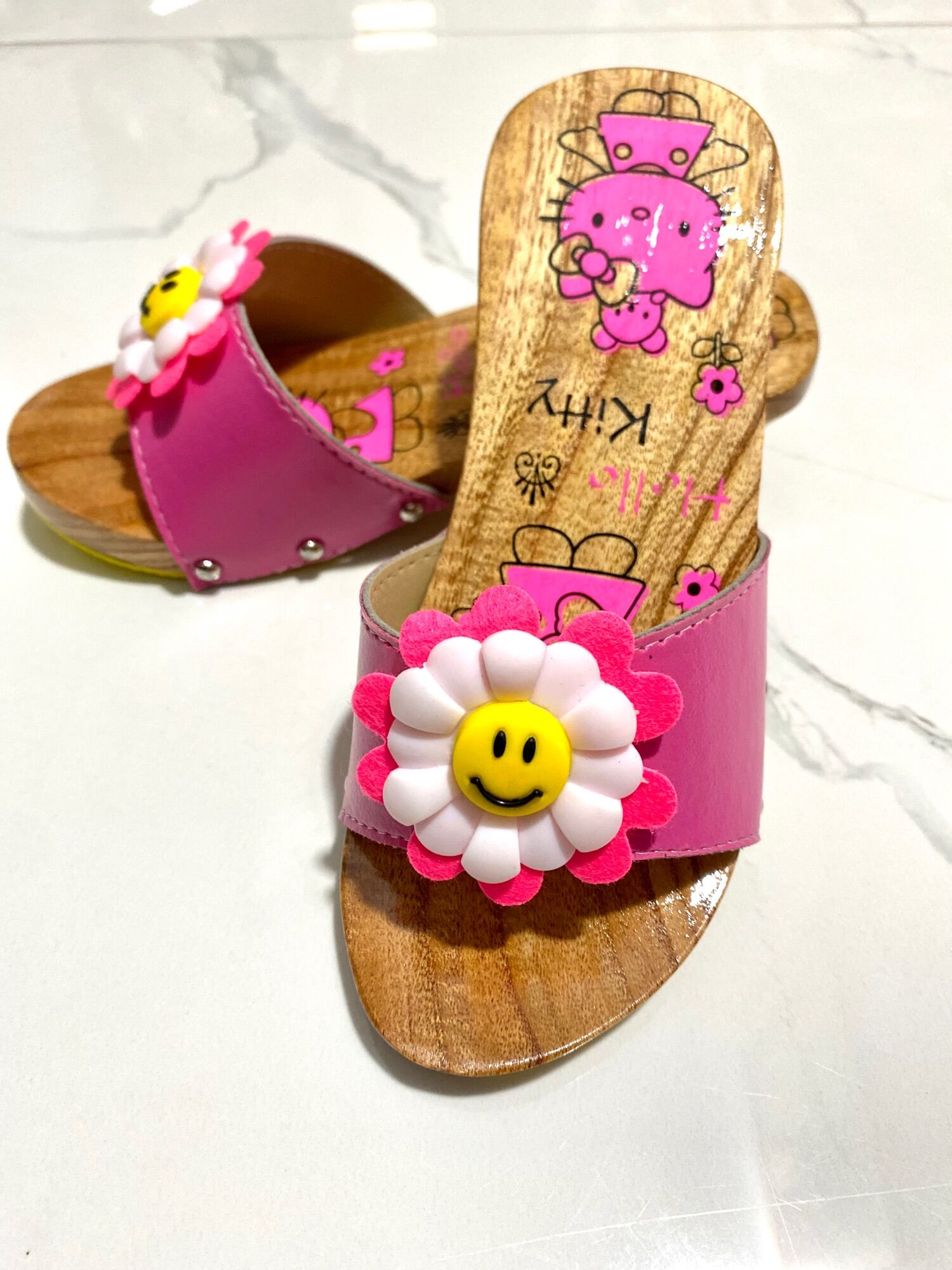 Guốc gỗ cao 3 phân Hồng in hình Kitty ,dành cho bé từ 18 tháng đến 7 tuổi 75.000₫ - 79.000₫, quai giao đúng màu ,họa tiết ngẫu nhiên