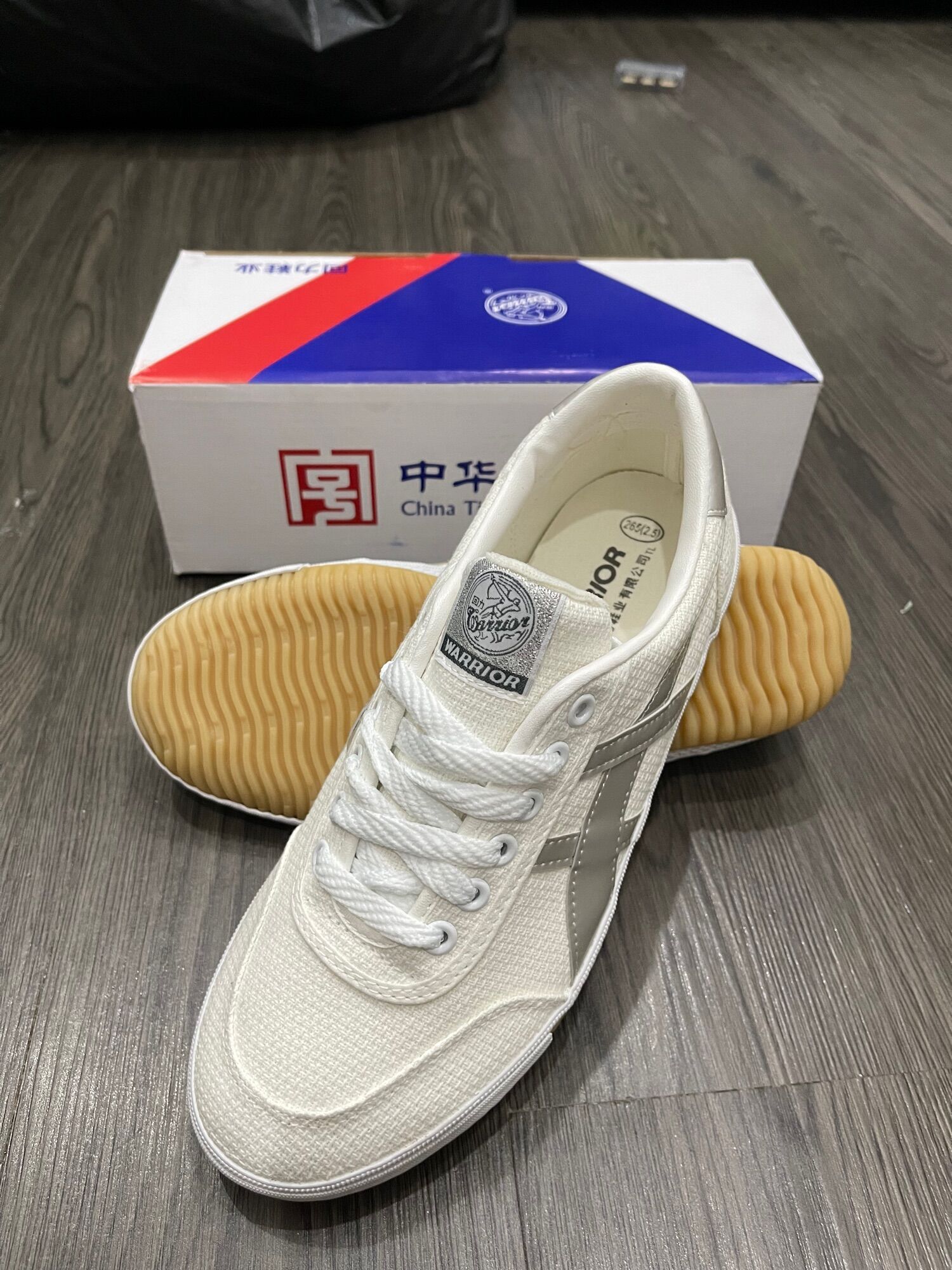 Giày Bata siêu phủi Warrior New Trắng Bạc.