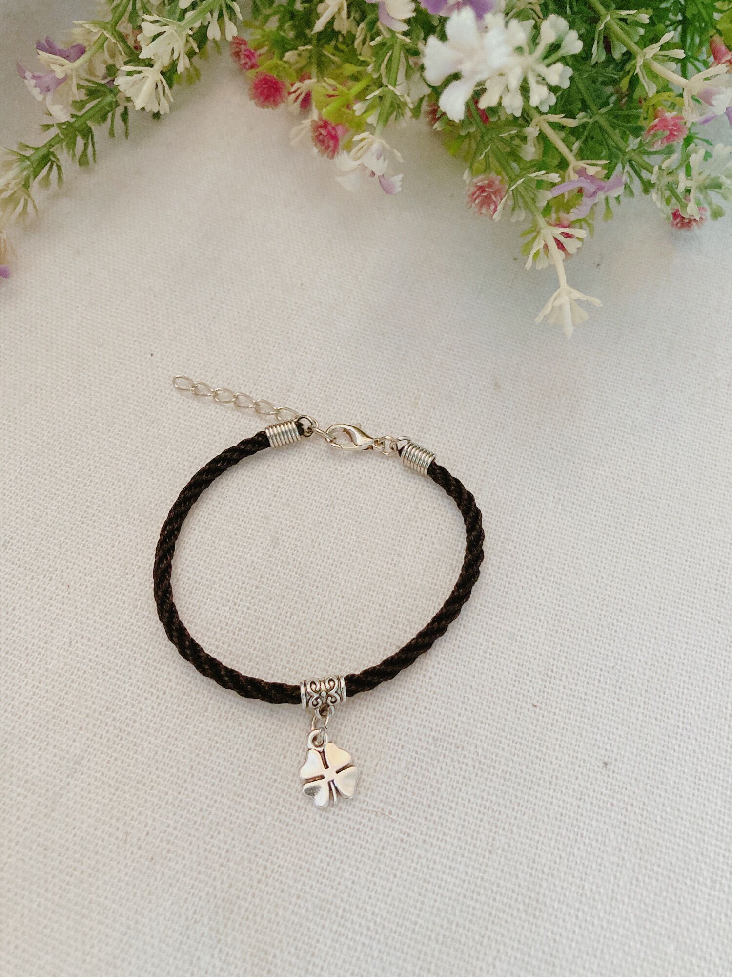 Vòng tay handmade cỏ 4 lá,đa dạng mẫu mã, chất lượng đảm bảo và cam kết hàng đúng mô tả.