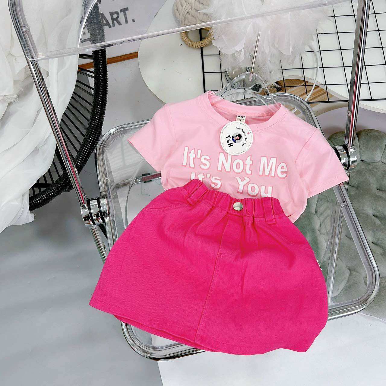 Set áo thun chân váy đơn giản điệu đà cho bé gái