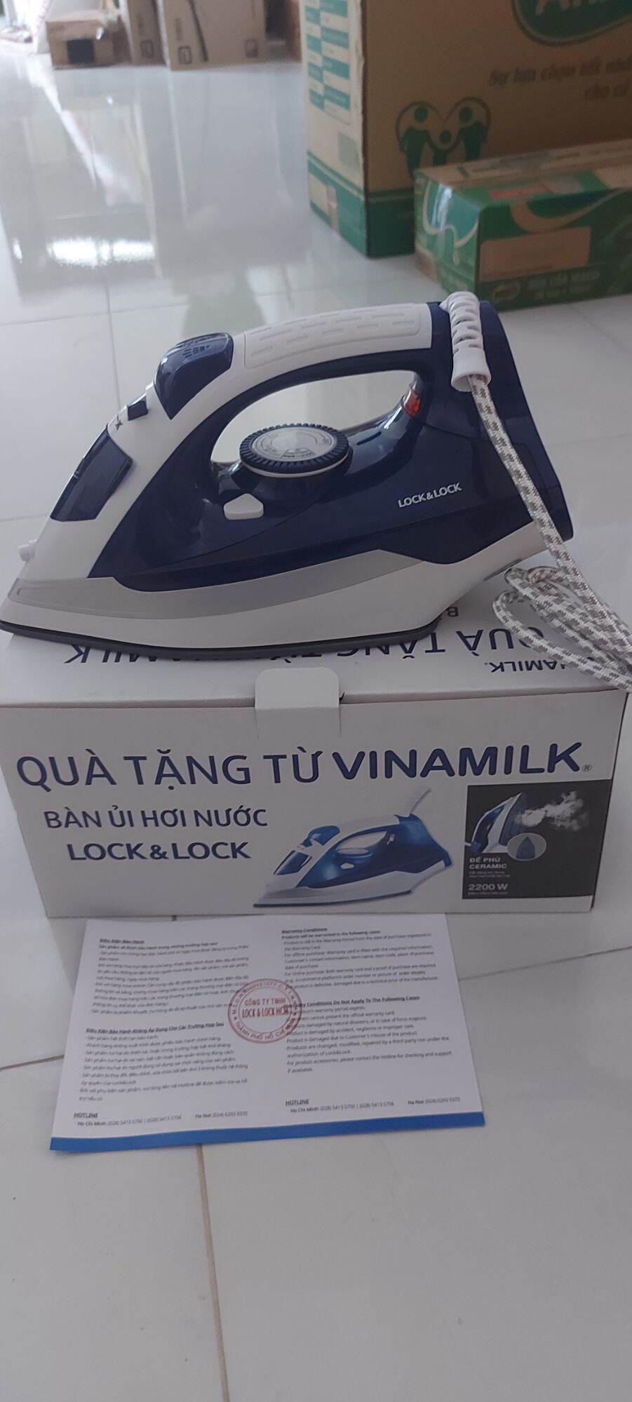 Bàn ủi hơi nước. lock & lock