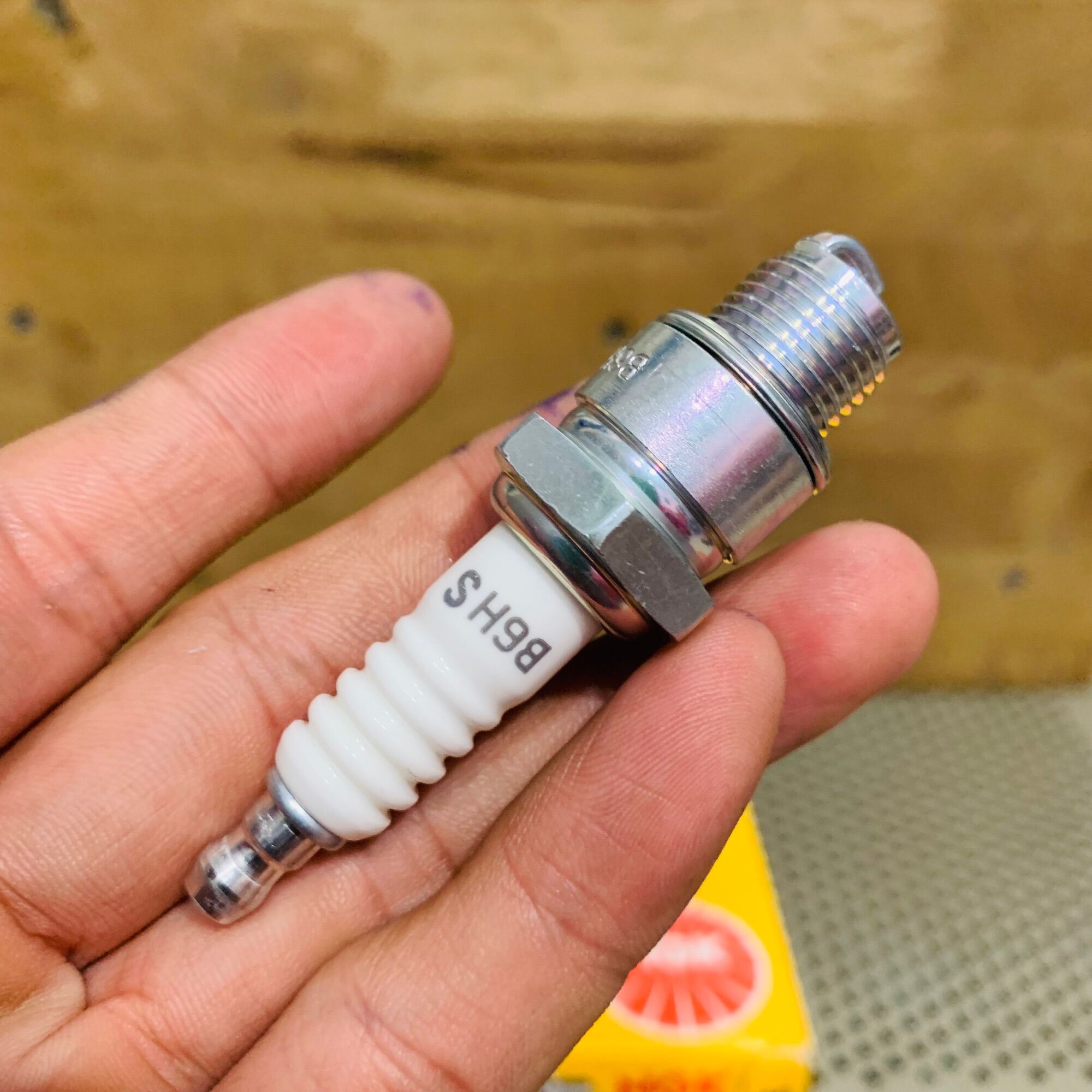 Bugi 2 Thì Chân Ngắn Niken - Bugi NGK B6HS - B6S Chính Hãng NGK SPARK PLUGS