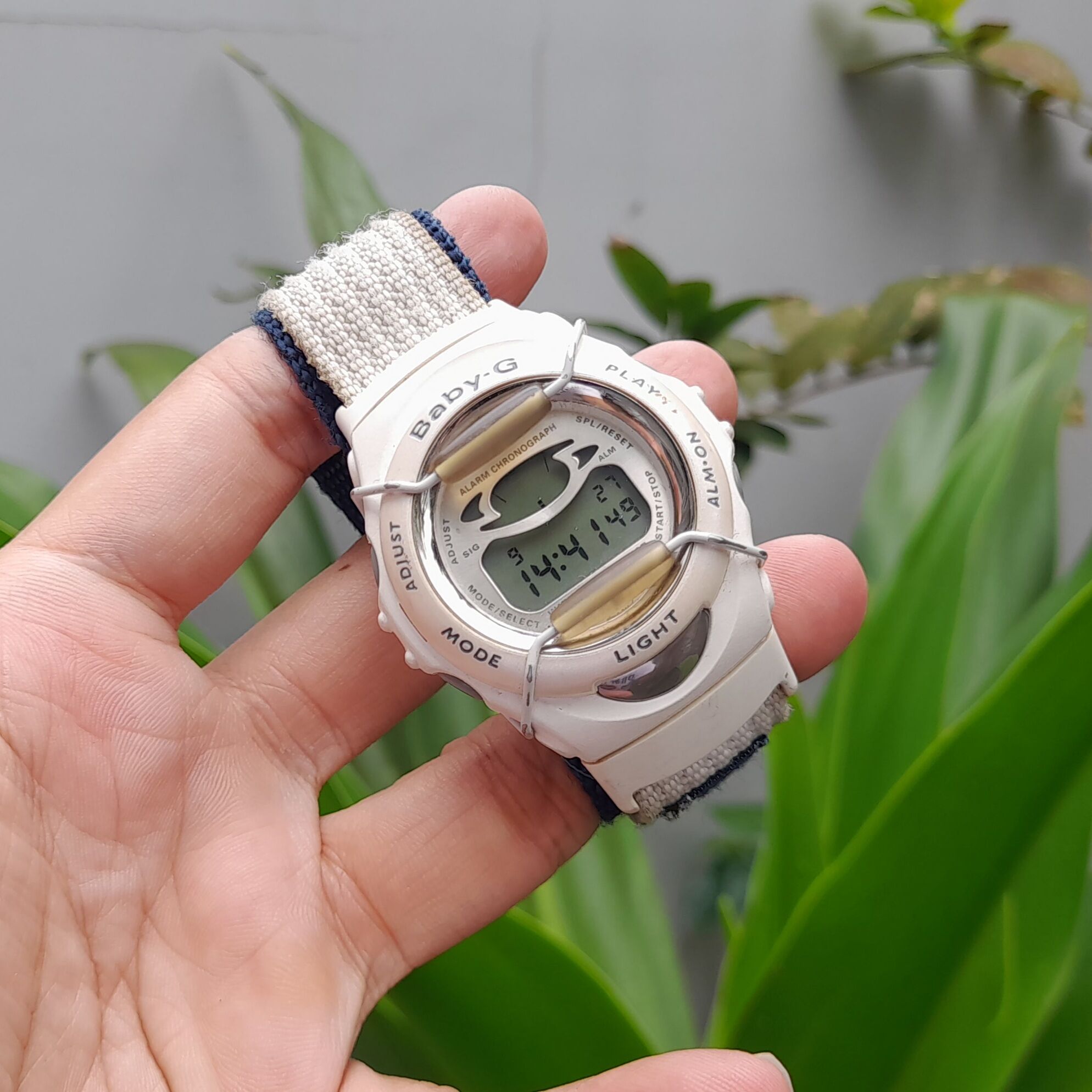 Đồng hồ casio babyg trắng.