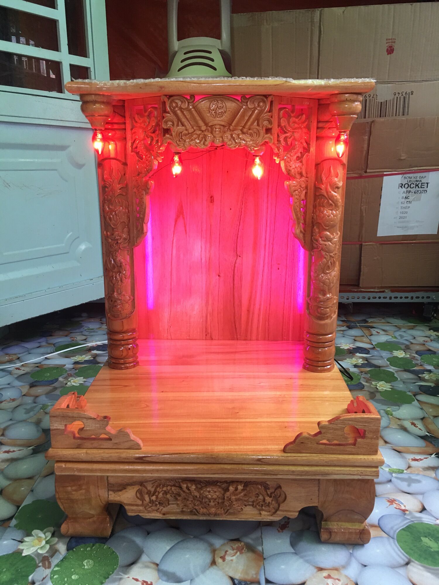 Bàn thờ ông địa thần tài