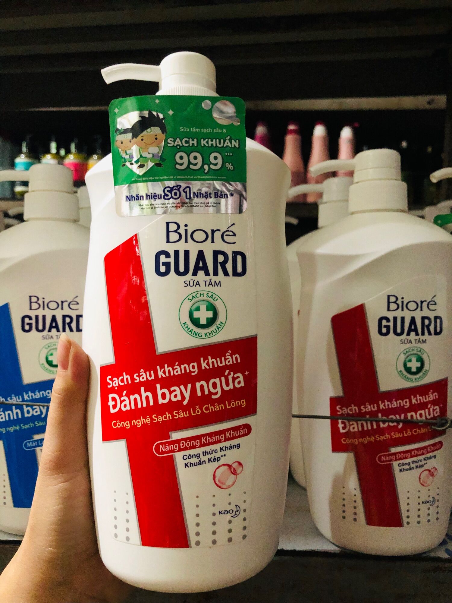 Sữa tắm sạch sâu kháng khuẩn năng động kháng khuẩn biore guard 800g