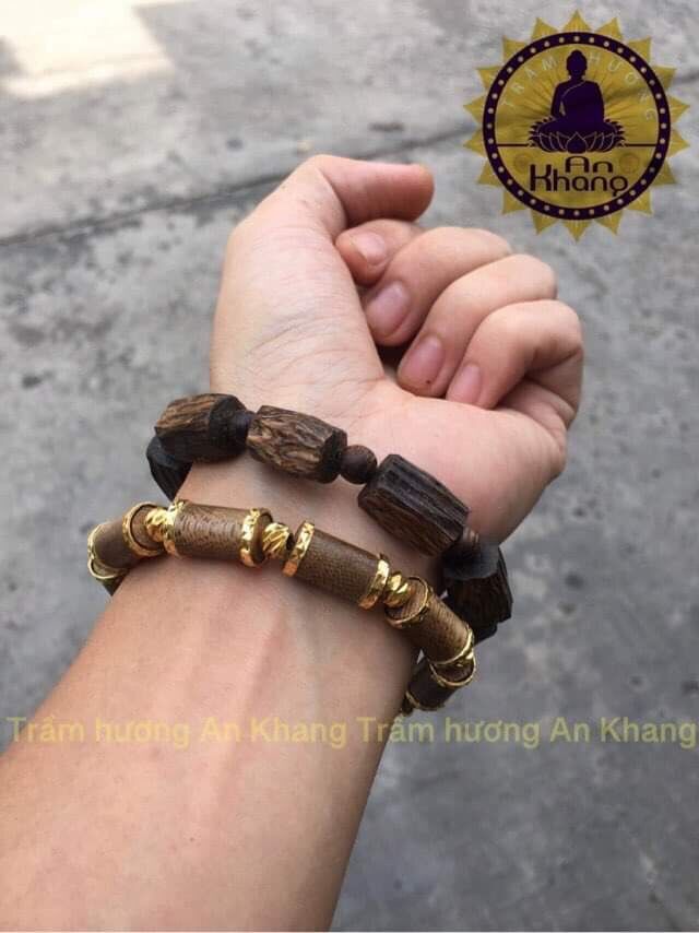 Vòng tay trầm hương tốc tự nhiên.