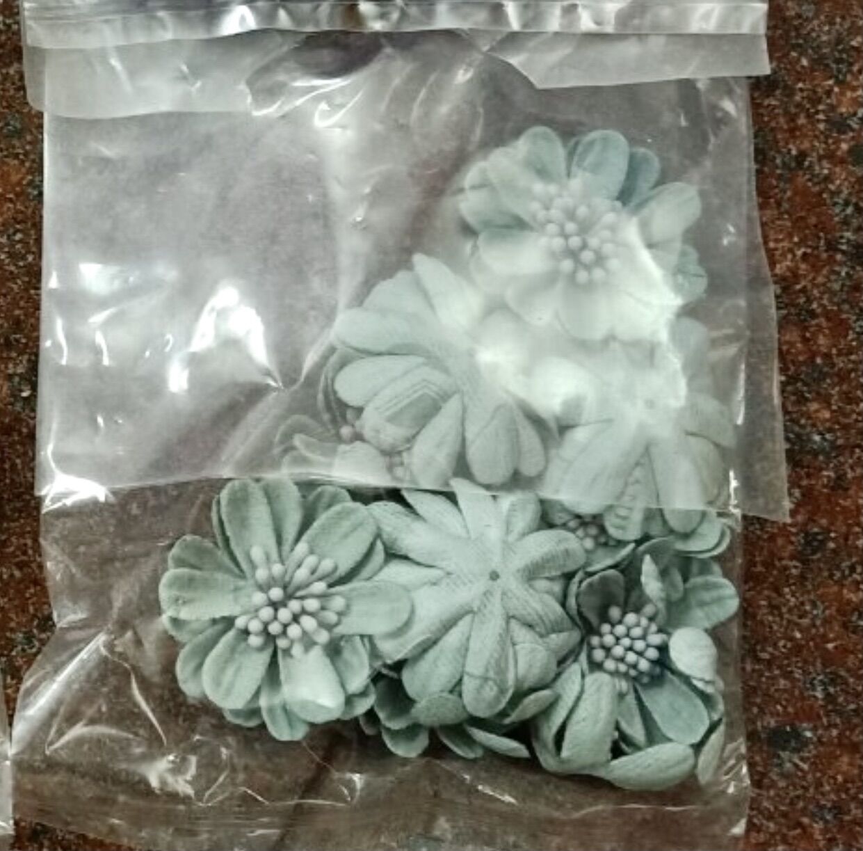 Hoa nhí đính áo dài, mấn