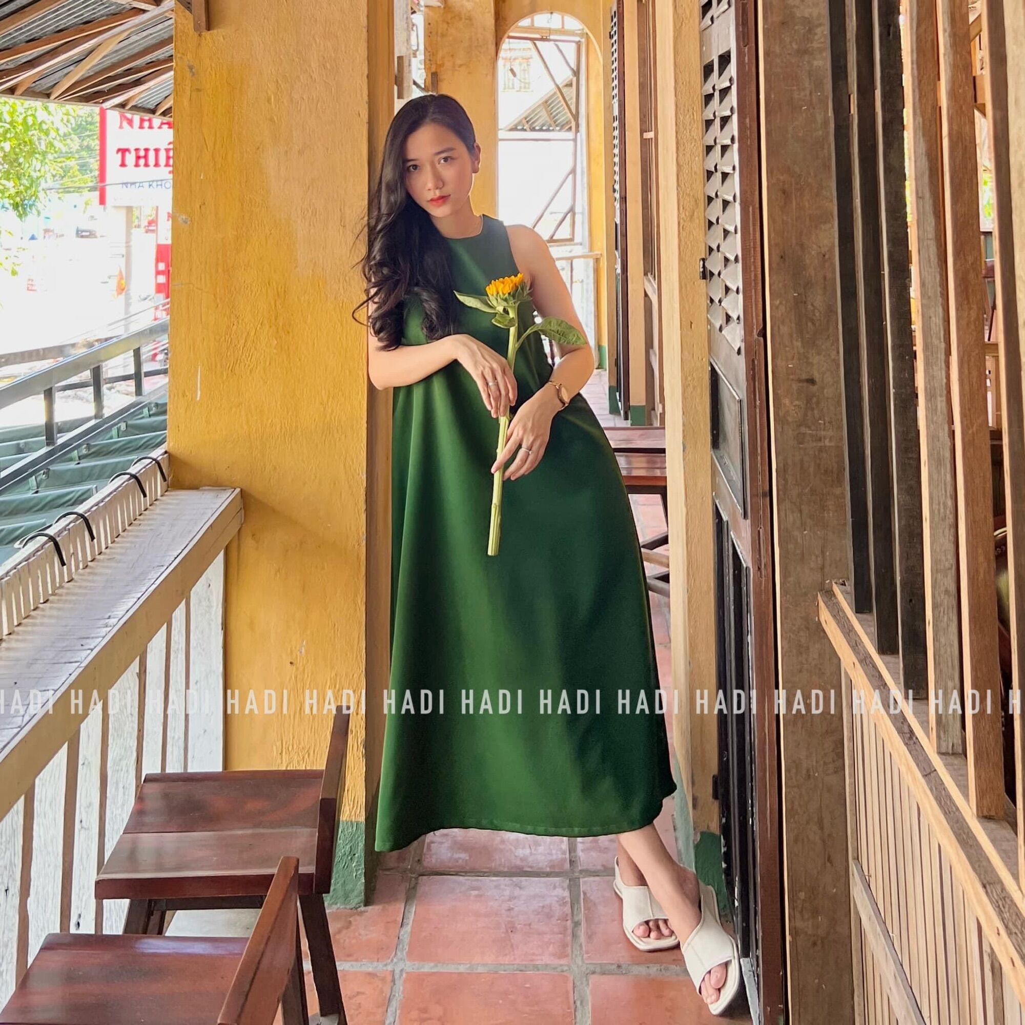 Đầm suông sát nách vải lụa dáng middi - Bee