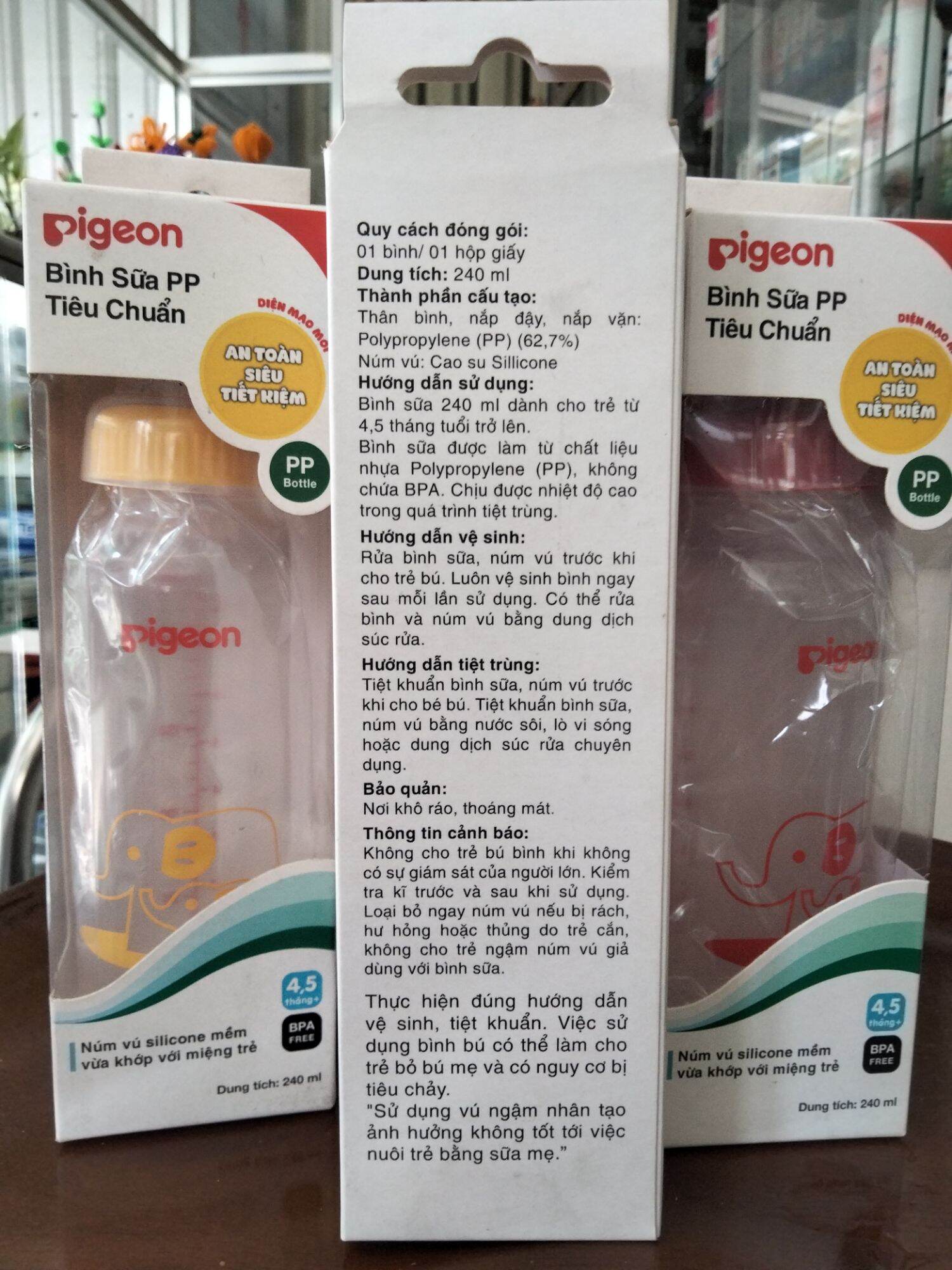Bình sữa Pigeon dung tích 240ml.