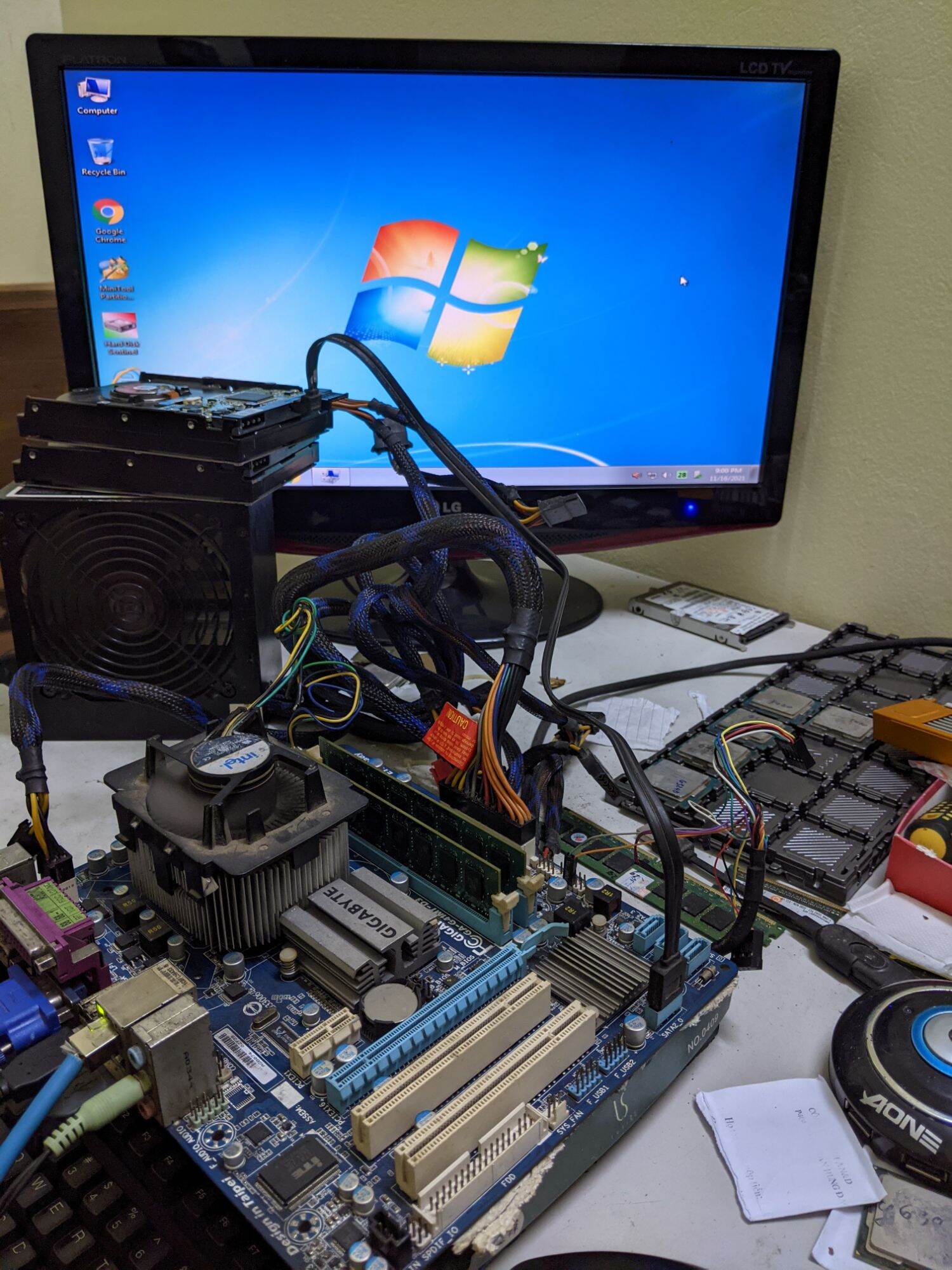 Combo main , ram, chip, nguồn ổ cứng ( đủ 1 bộ, cài sẵn win)
