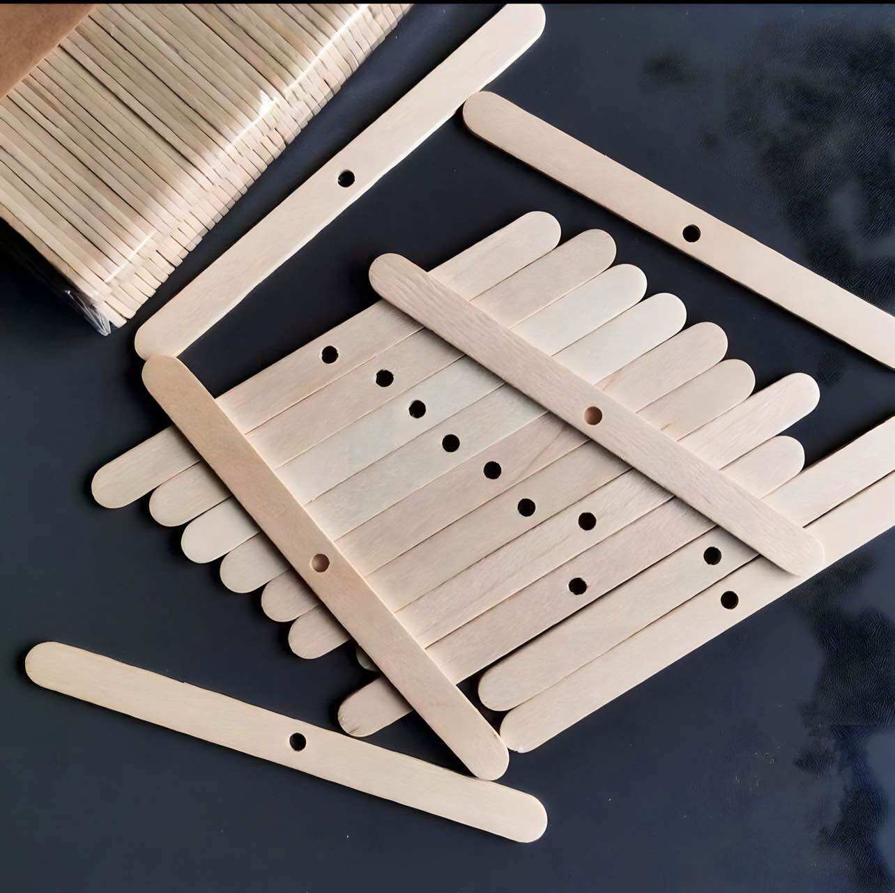 Que gỗ có lỗ xỏ giữ tim bấc nến