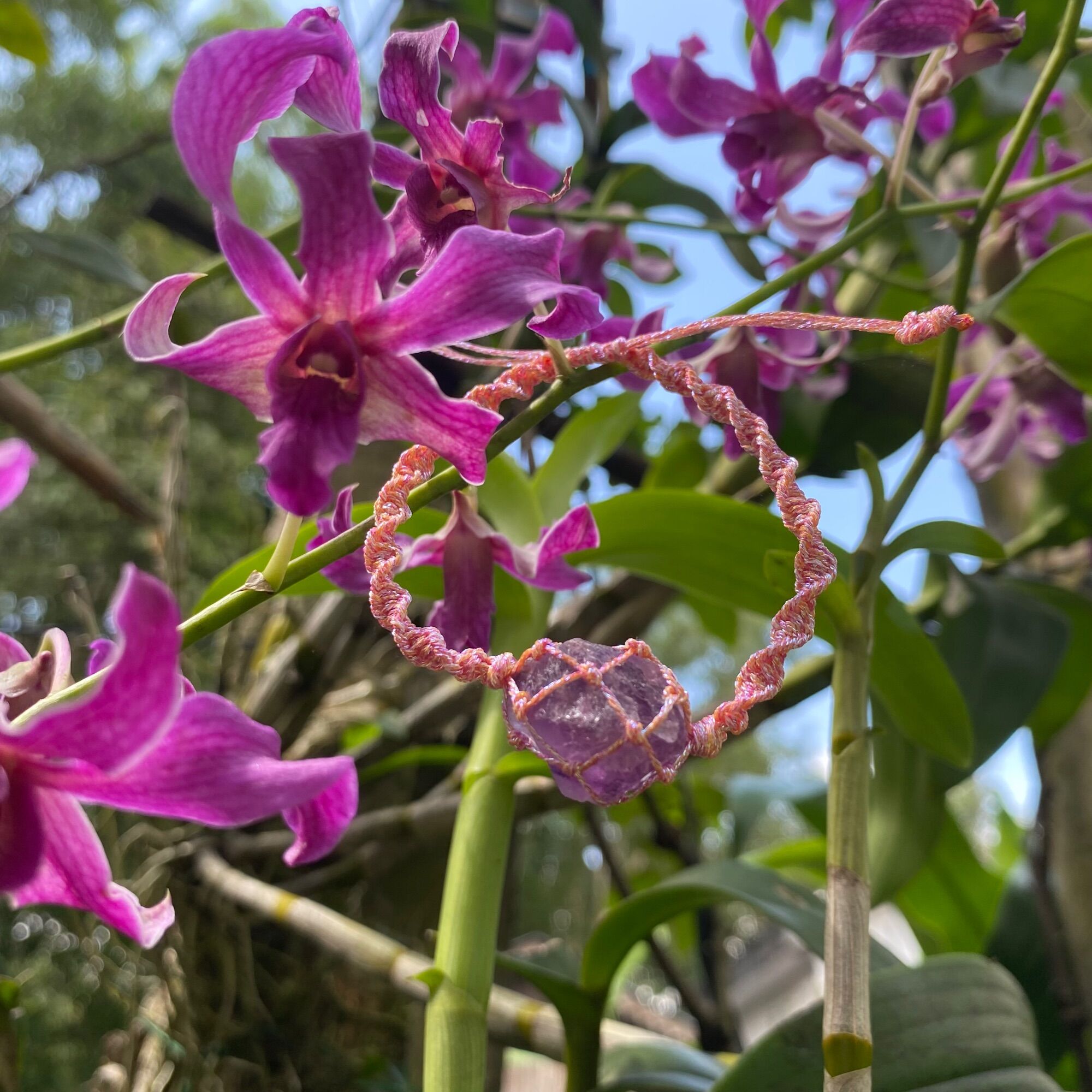 Vòng tay phong thủy macrame đá Florite ánh Hồng