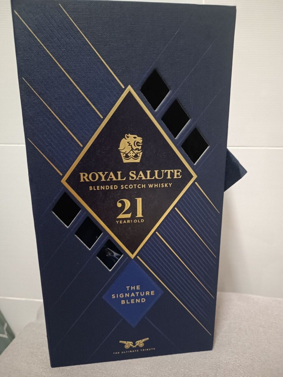 Vỏ hộp Chivas 21 dùng trang trí trưng bày