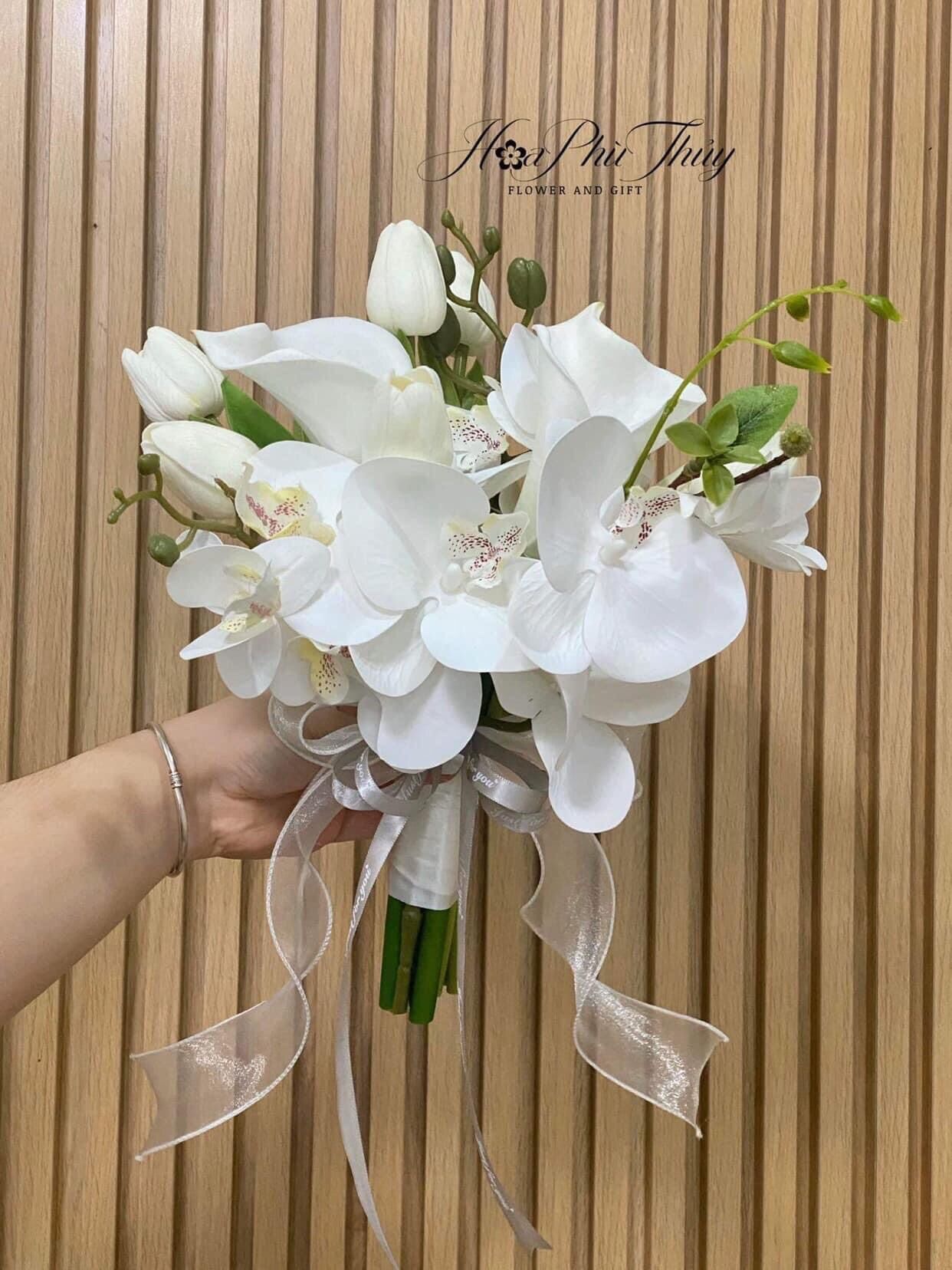 Hoa cưới cầm tay cô dâu bằng lụa