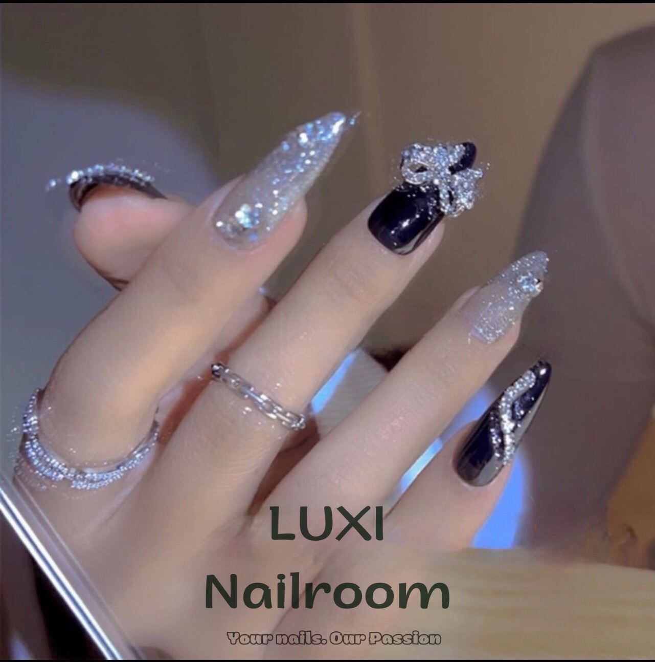 Nailbox - Móng Úp Thiết Kế Mẫu Sơn Trơn Đen Kết Hợp Nhũ Flash Dây Đá Charm Nơ Kim Loại. Luxi Nailroom
